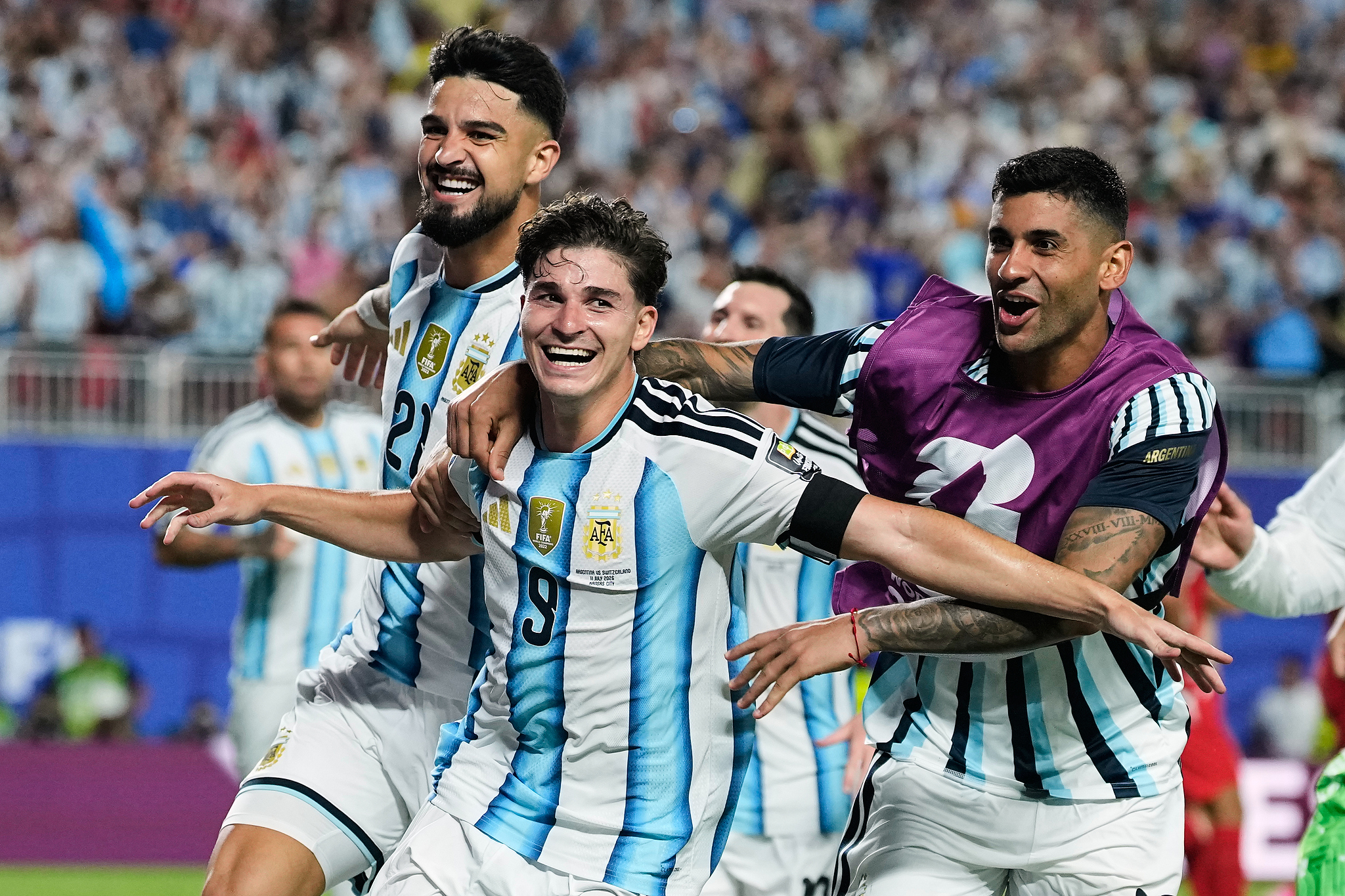 Les joueurs argentins célèbrent après avoir marqué un but lors du match quart de finale contre la Suisse lors de la Coupe du Monde de la FIFA 2026 à Kansas City, Missouri, le 11 juillet 2026. /VCG