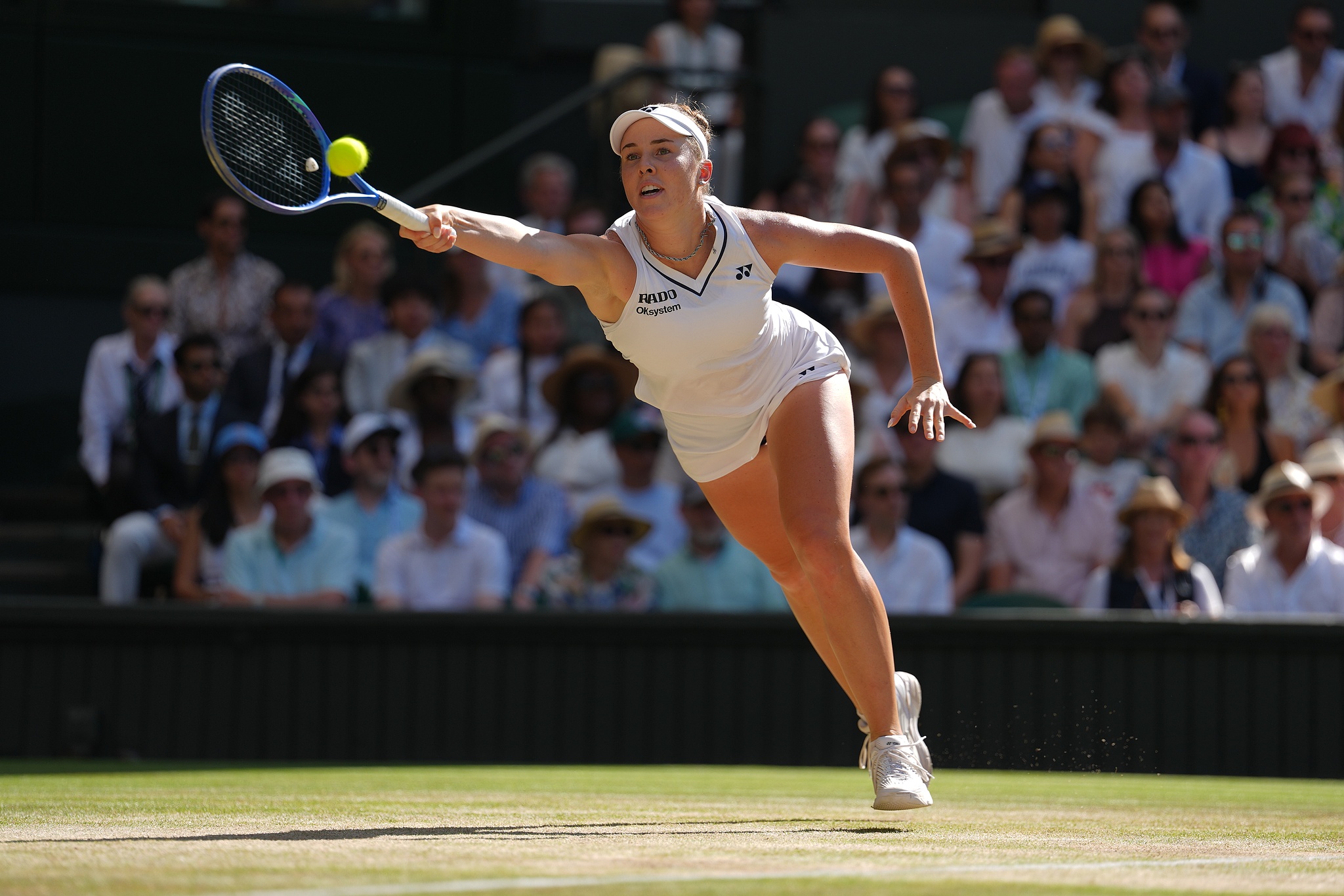 Linda Noskova, de Tchéquie, réussit un tir lors de la finale du simple dames contre sa compatriote Karolina Muchova aux championnats de Wimbledon au All England Lawn Tennis and Croquet Club à Londres, Angleterre, le 11 juillet 2026. /VCG