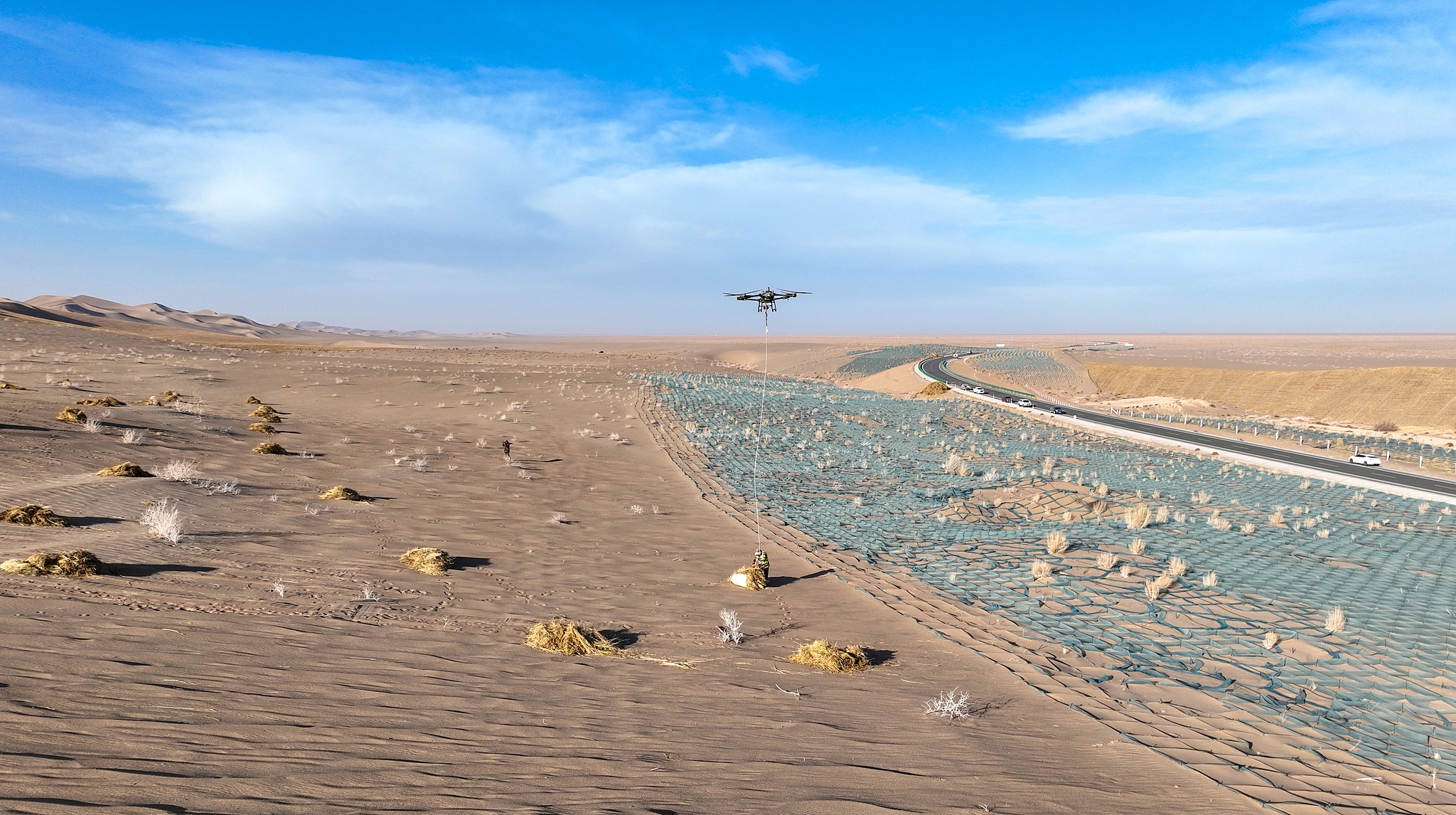 Photo d'archives de drones transportant de la paille au plus profond du désert à Jiuquan, Gansu, pour lutter contre la désertification. /VCG