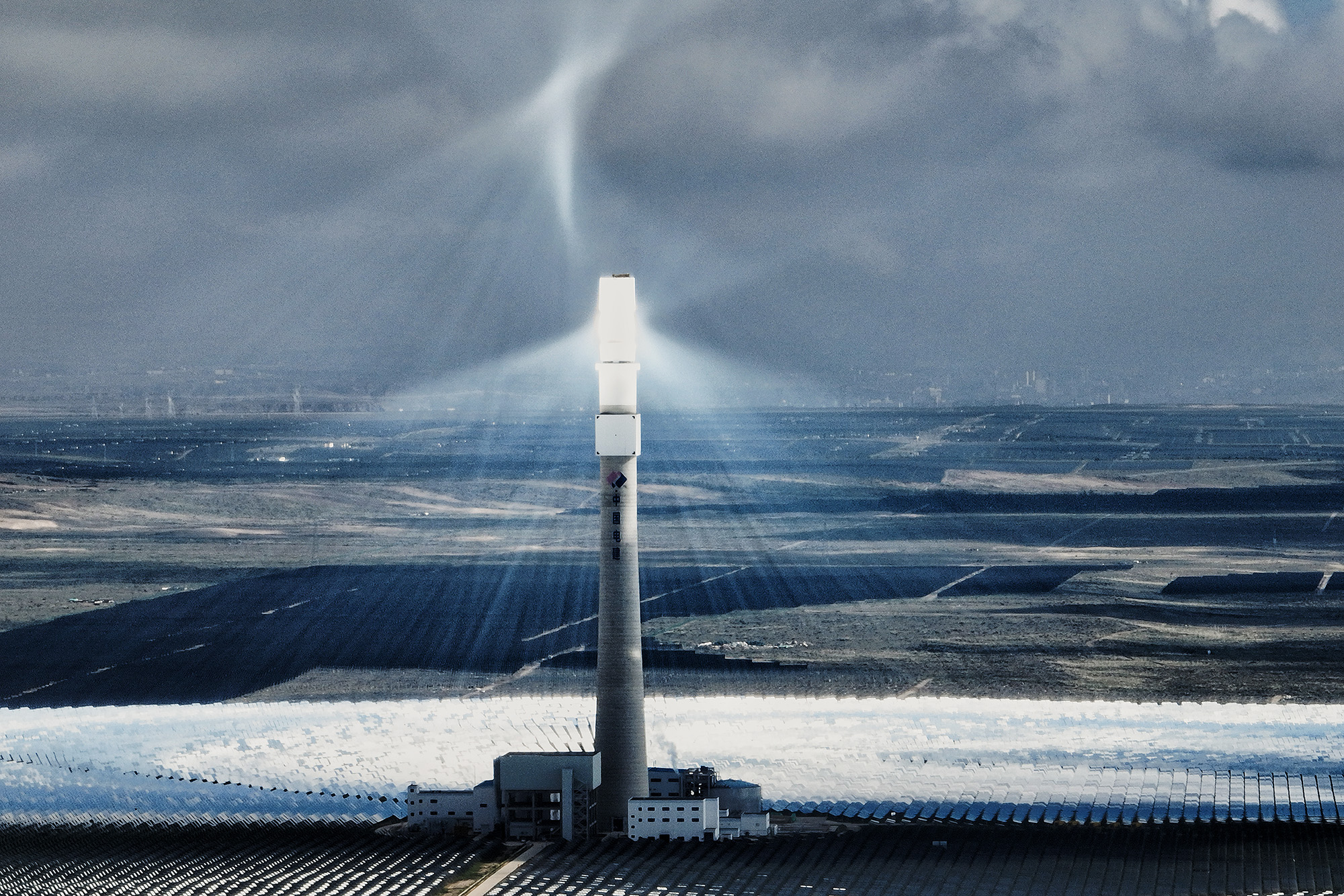 Un projet d'énergie solaire concentrée dans la région de Talatan, dans la préfecture autonome Zang de Hainan, dans la province du Qinghai, au nord-ouest de la Chine. /Photo fournie par la préfecture de Hainan
