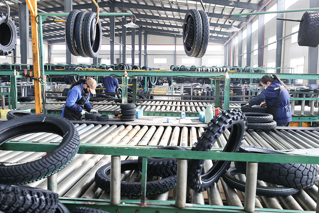 Des ouvriers fabriquent des pneus destinés à l'exportation vers l'Allemagne dans un atelier de la ville de Lianyungang, dans la province du Jiangsu (est de la Chine), le 9 mars 2026. /CFP