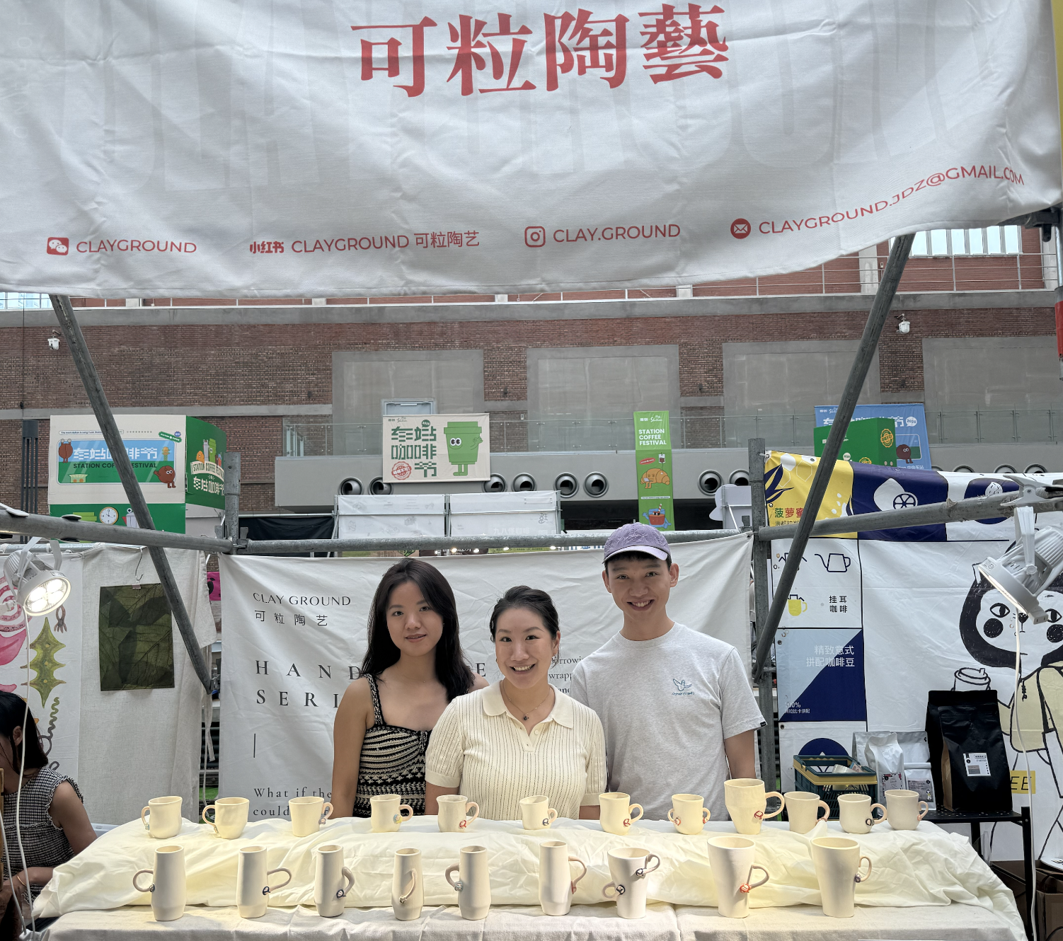 Le stand de Playground, un atelier de céramique de Wenzhou, au Festival du café de la gare de Langyuan, les 11 et 12 juillet 2026. /Zaruhi Poghosyan