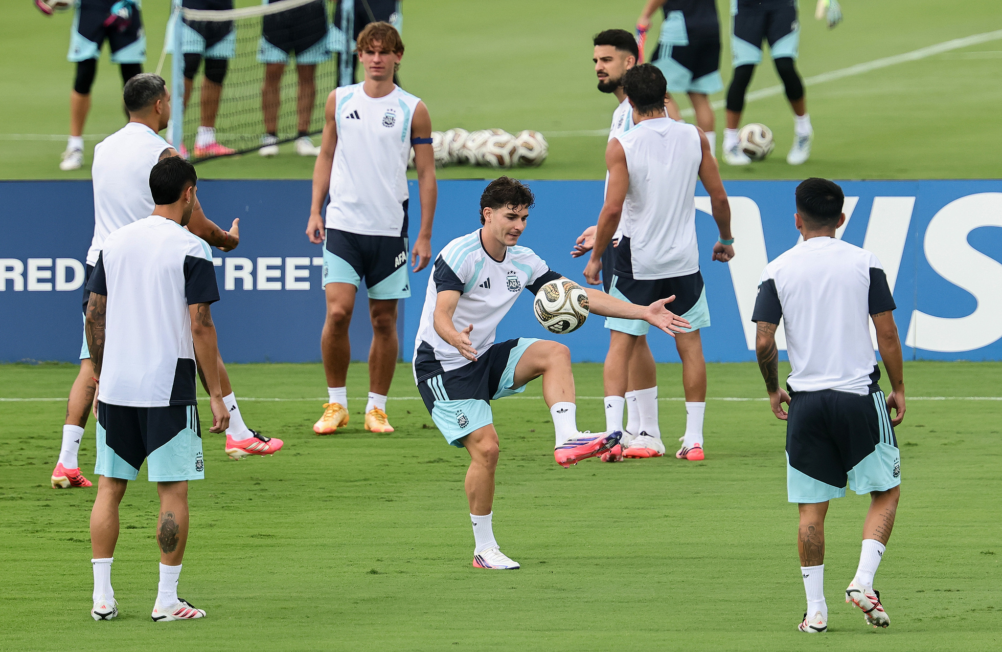 Les joueurs argentins s'entraînent avant la demi-finale contre l'Angleterre lors de la Coupe du Monde de la FIFA 2026 à Marietta, en Géorgie, le 14 juillet 2026. /VCG
