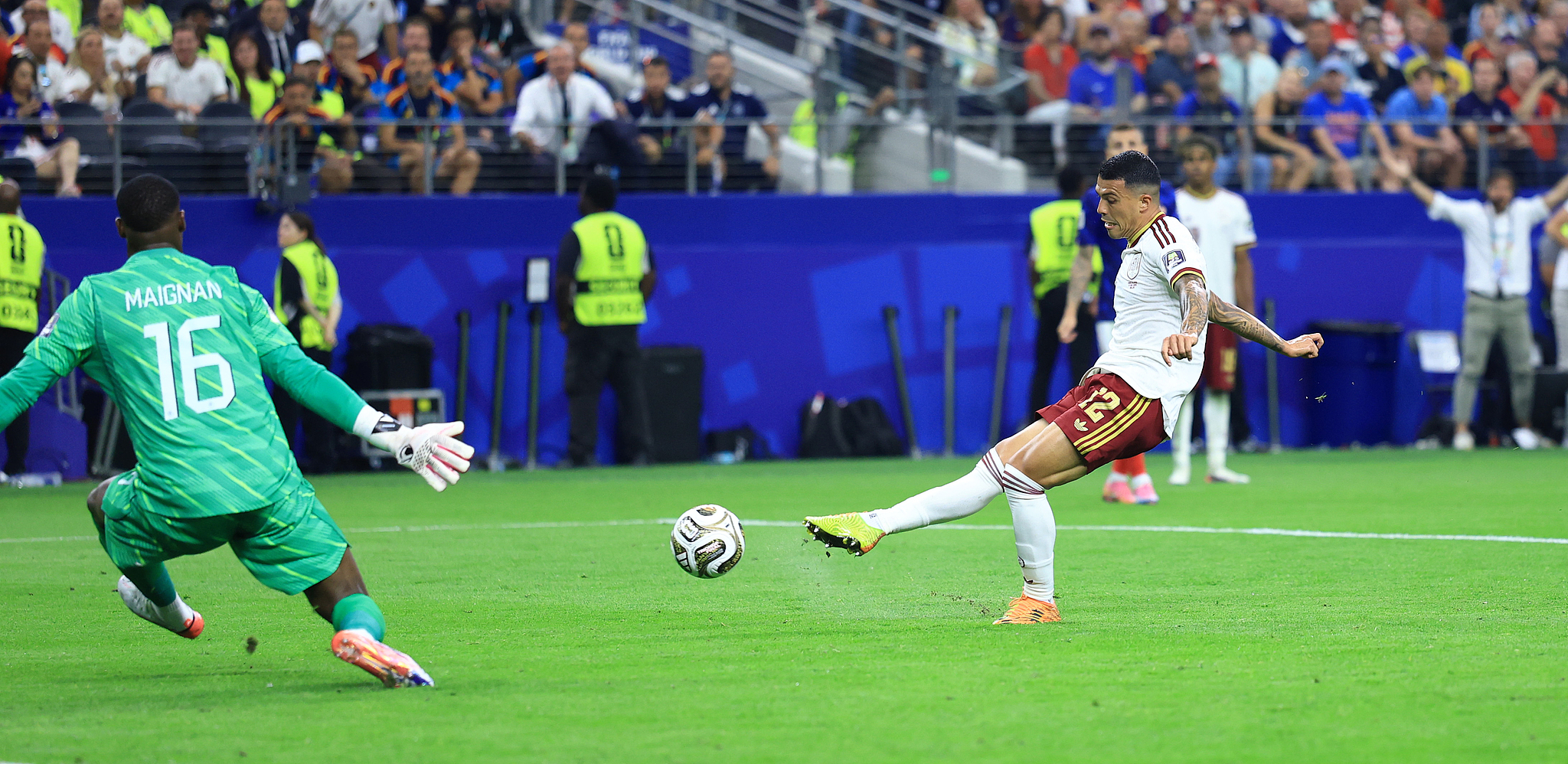 Le défenseur espagnol Pedro Porro tire pour marquer un but lors de la demi-finale contre la France lors de la Coupe du Monde de la FIFA 2026 à Arlington, Texas, le 14 juillet 2026. /VCG