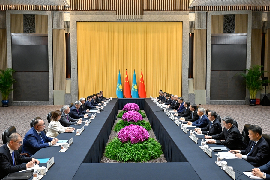 Le président chinois Xi Jinping rencontre une délégation kazakhe dirigée par le président kazakh Kassym-Jomart Tokayev à Shanghai, en Chine, le 16 juillet 2026. /Xinhua