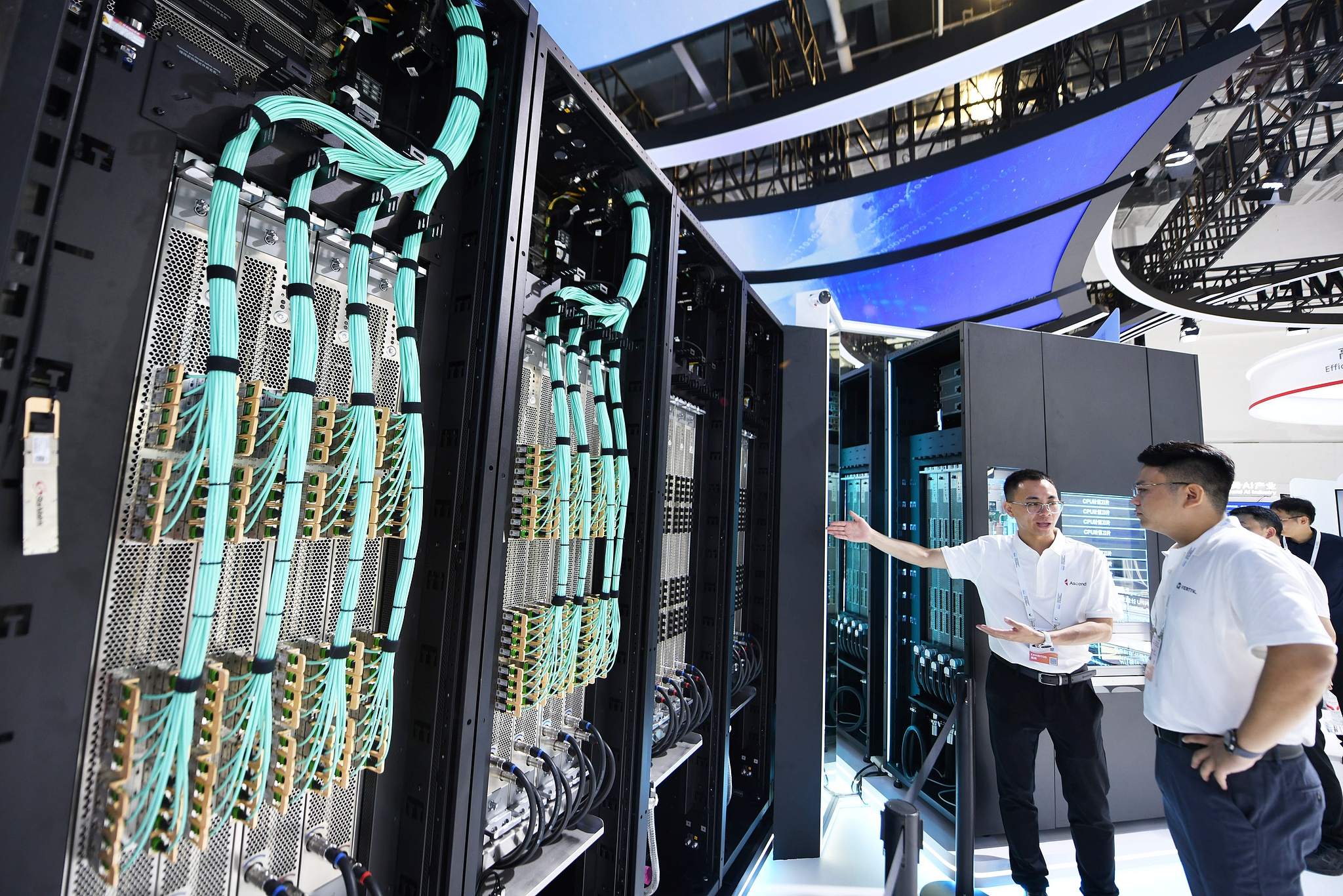 Les visiteurs voient le super nœud Huawei Ascend 950 lors de la Conférence mondiale sur l'intelligence artificielle 2026 à Shanghai, en Chine, le 17 juillet 2026. /VCG
