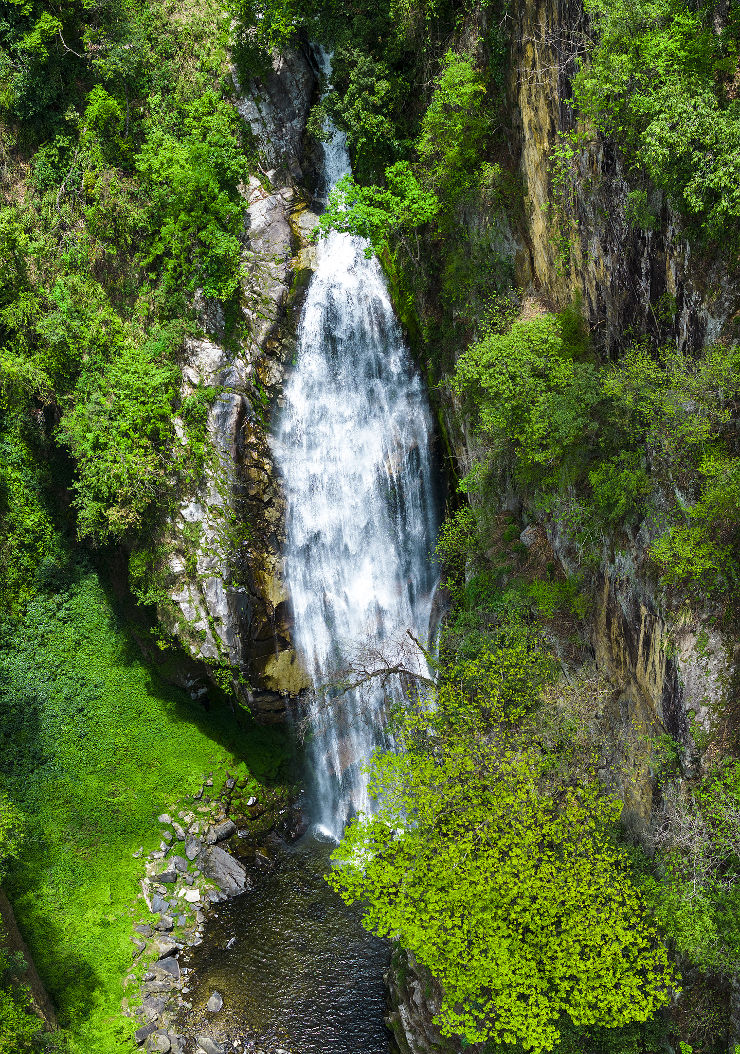 Des cascades traversent les forêts vierges et les vallées fluviales de la montagne Gaoligong à Baoshan, province du Yunnan, sud-ouest de la Chine, le 22 mai 2025. /VCG