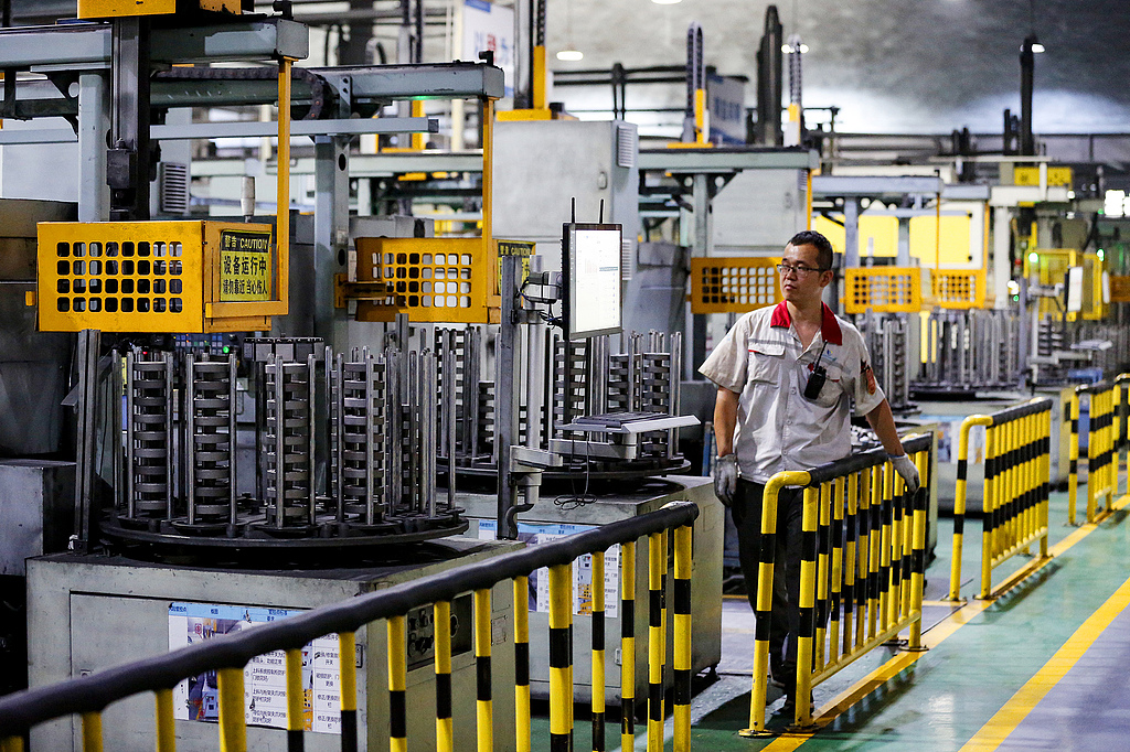 Ouvriers sur des lignes automobiles à l'usine de cylindres Huaxiang à Linfen, province du Shanxi, le 11 juillet 2026. /VCG