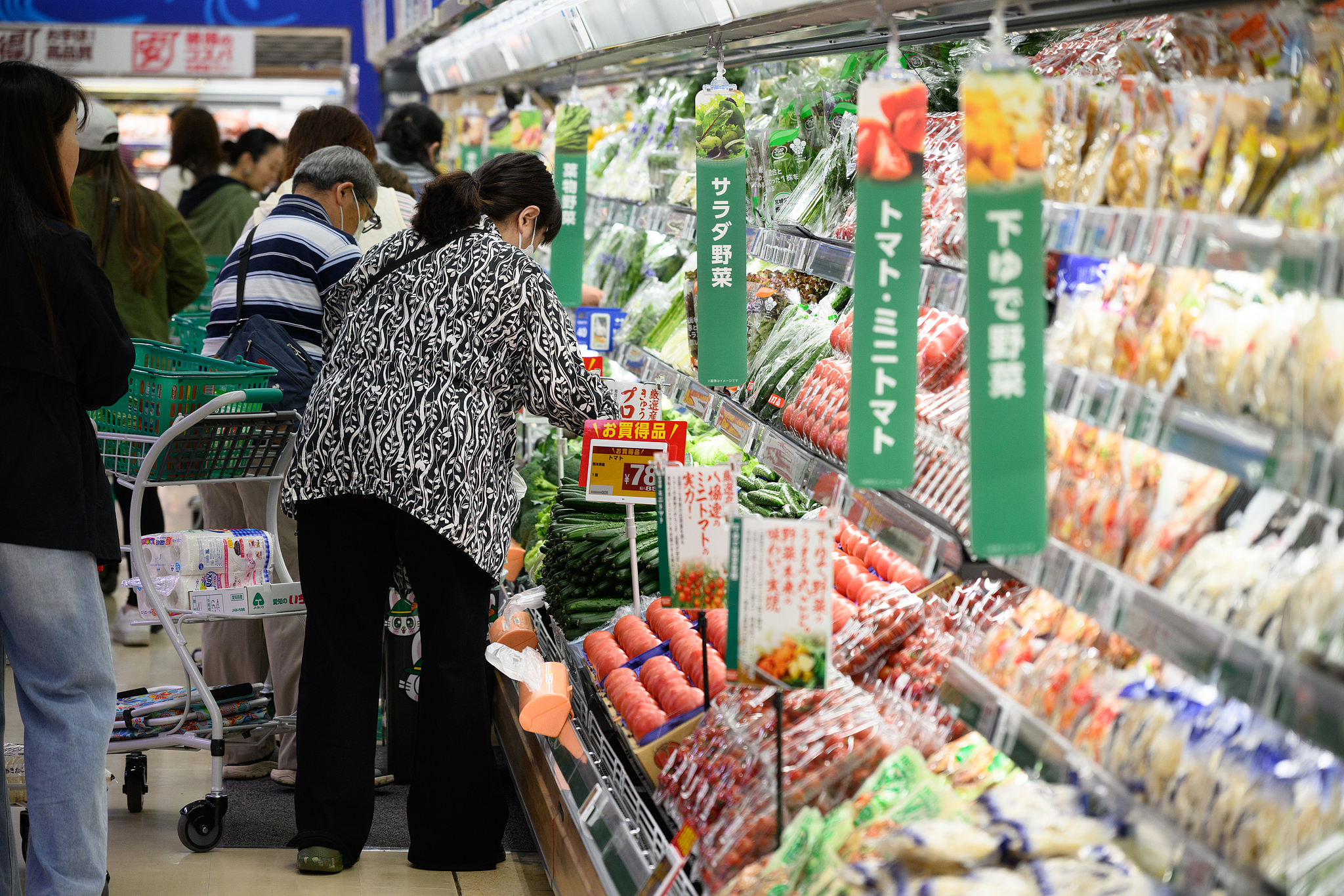 Clients devant le rayon légumes d'un magasin d'alimentation local à Ama, préfecture d'Aichi, Japon, le 24 avril 2026. /VCG