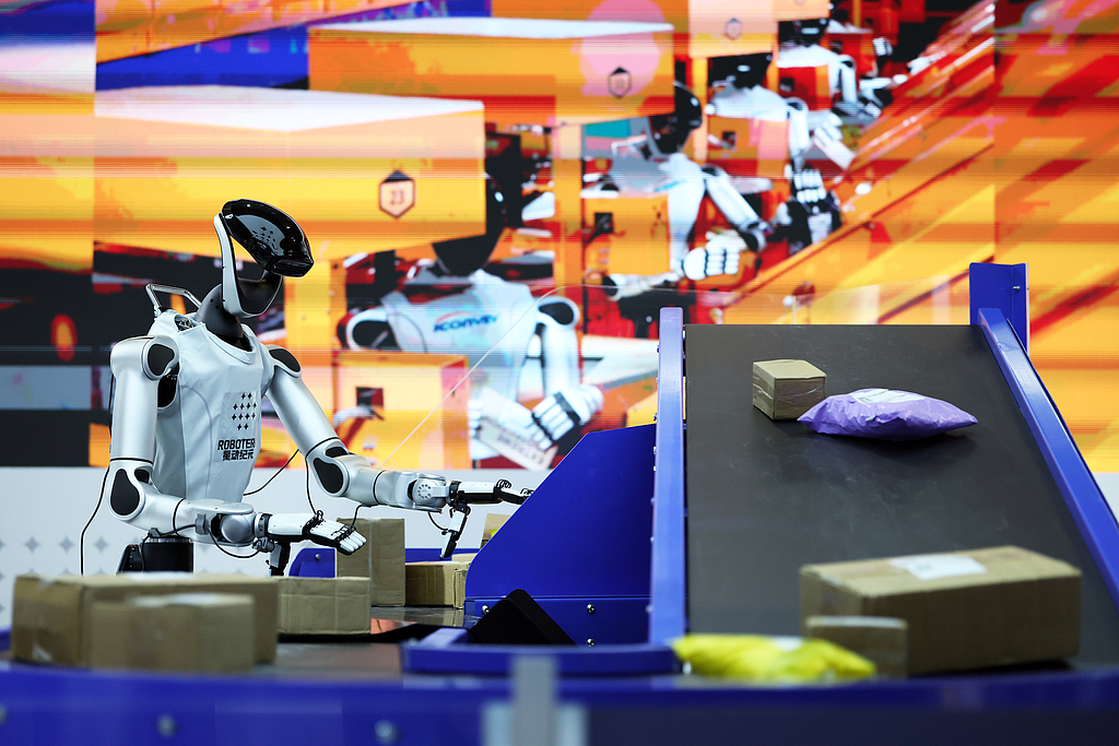 Un robot humanoïde trie les produits alors que la Conférence mondiale sur l'intelligence artificielle 2026 débute à Shanghai, en Chine, le 17 juillet 2026./VCG