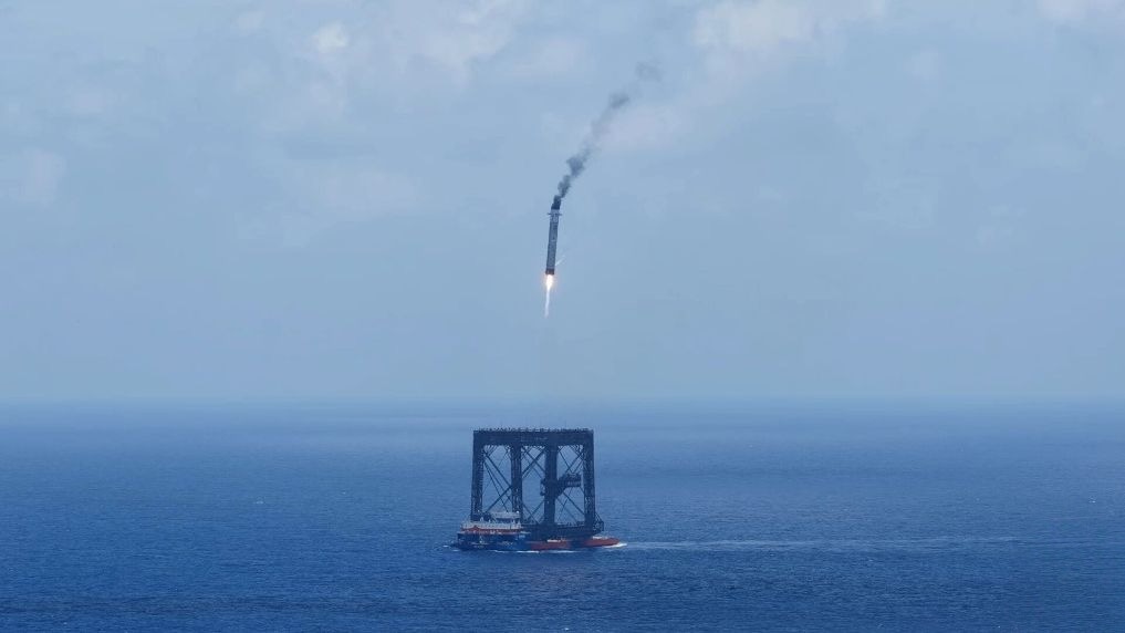 Le premier étage de la fusée porteuse Longue Marche-10B quelques instants avant d'être capturé et récupéré par une structure en filet en mer, le 10 juillet 2026./VCG