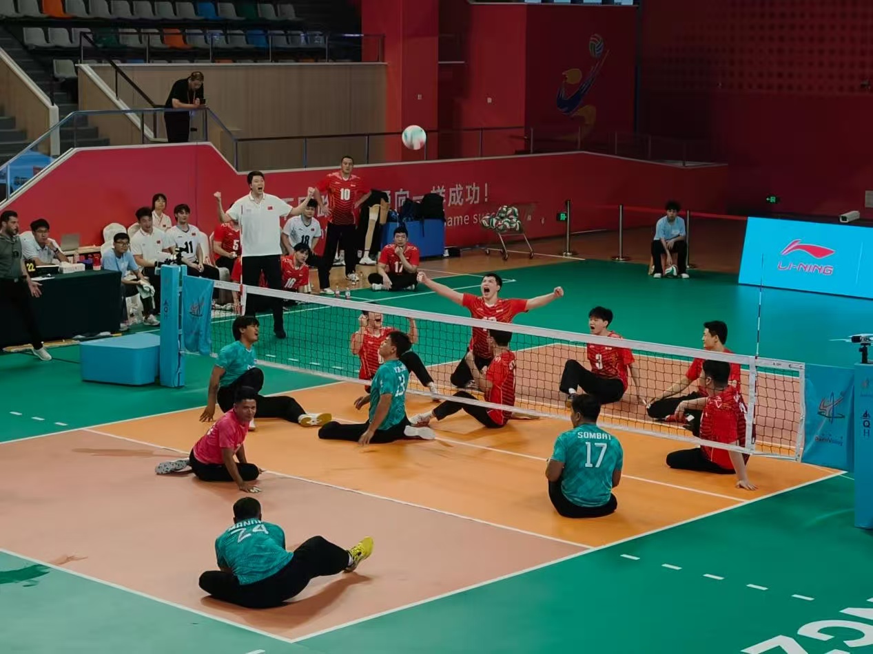 Une action intense de volleyball assis est observée à la base d'entraînement de goalball de Chine à Hangzhou, dans la province du Zhejiang. /Luo Xiao, GCM