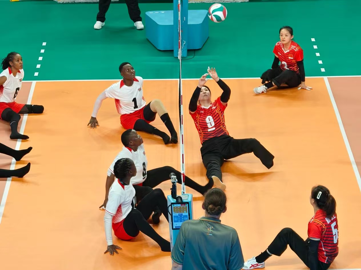 Les joueurs se propulsent en utilisant leurs mains, leurs hanches et leurs jambes lors d'un match de volley-ball assis à la base d'entraînement de goalball de Chine à Hangzhou, dans la province du Zhejiang. /Luo Xiao, GCM