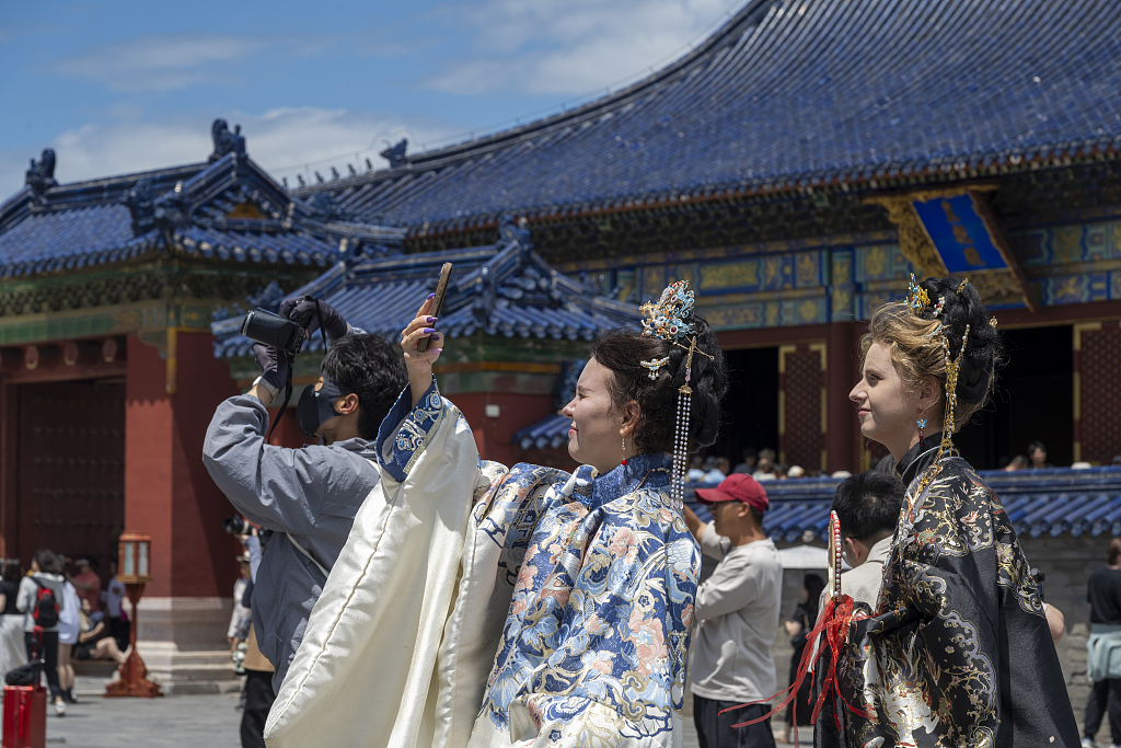 Des visiteurs explorent et prennent des photos au Temple du Ciel, à Pékin, en Chine, le 9 juin 2026. /VCG