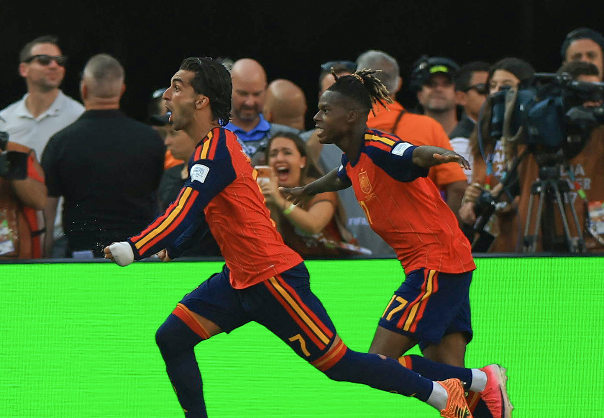 Les Espagnols Ferran Torres (#7) et Nico Williams (#17) célèbrent après avoir combiné le but de l'Espagne de battre l'Argentine 1-0 en prolongation lors de la Coupe du Monde de la FIFA 2026 à East Rutherford, New Jersey, États-Unis, le 19 juillet 2026. /VCG