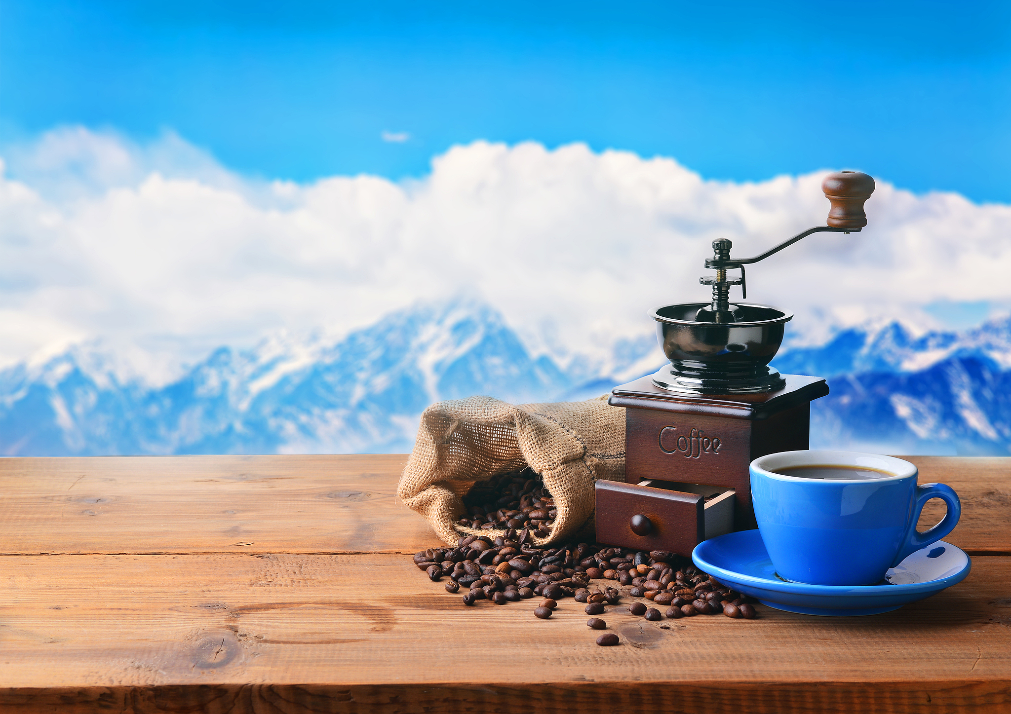 Café avec en toile de fond les montagnes aux sommets enneigés. /VCG
