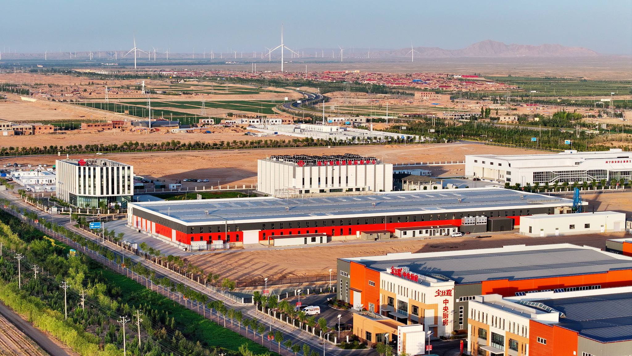Une vue aérienne d'un centre d'énergie verte et de calcul intelligent à Minning Town, dans le comté de Yongning, à Yinchuan, dans la région autonome de Ningxia Hui, dans le nord-ouest de la Chine, le 15 juin 2026. /VCG