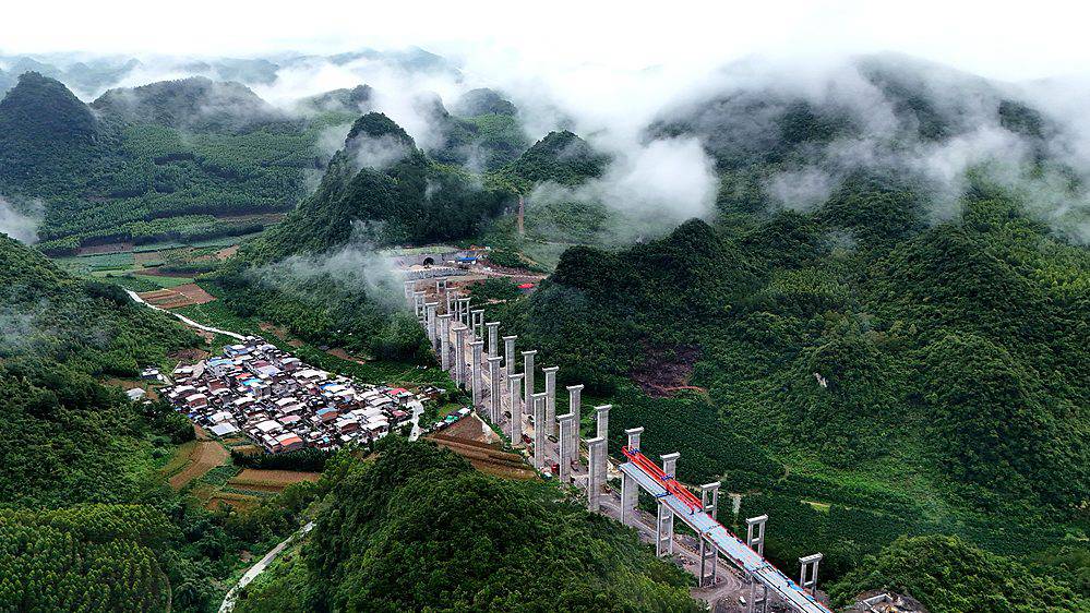 Opérations d'installation de poutres en cours sur un pont à Liuzhou, dans la région autonome Zhuang du Guangxi, le 20 juillet 2026. /VCG