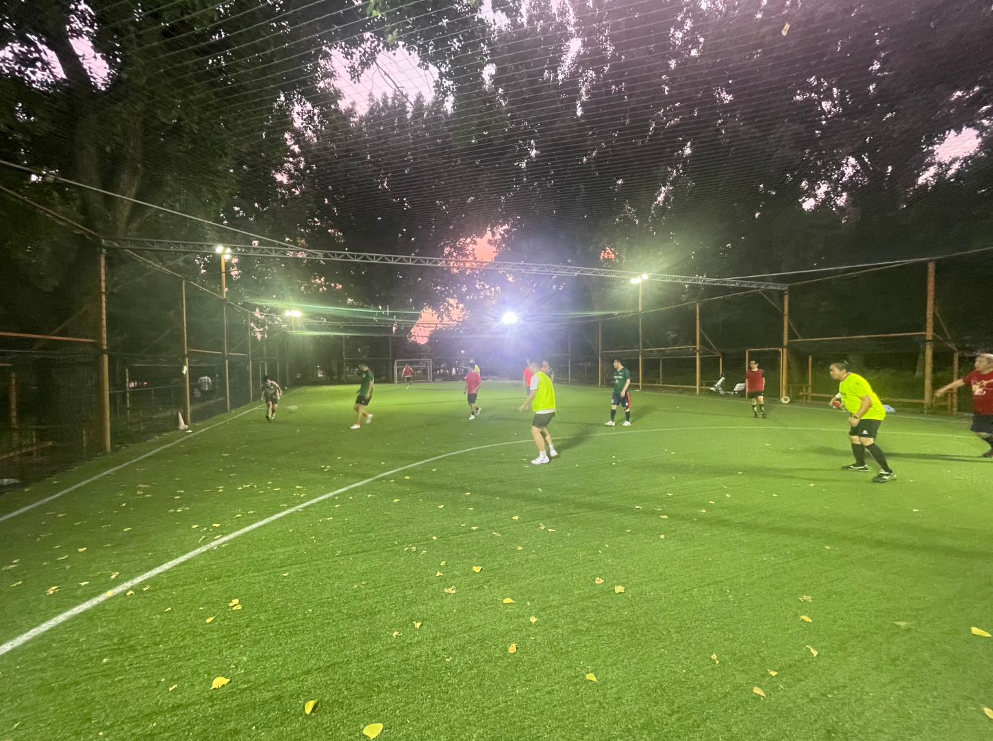 Des gens jouent au football sur un terrain de football à 5 ​​à Pékin, en Chine, le 18 juillet 2026. /Ankit Prasad