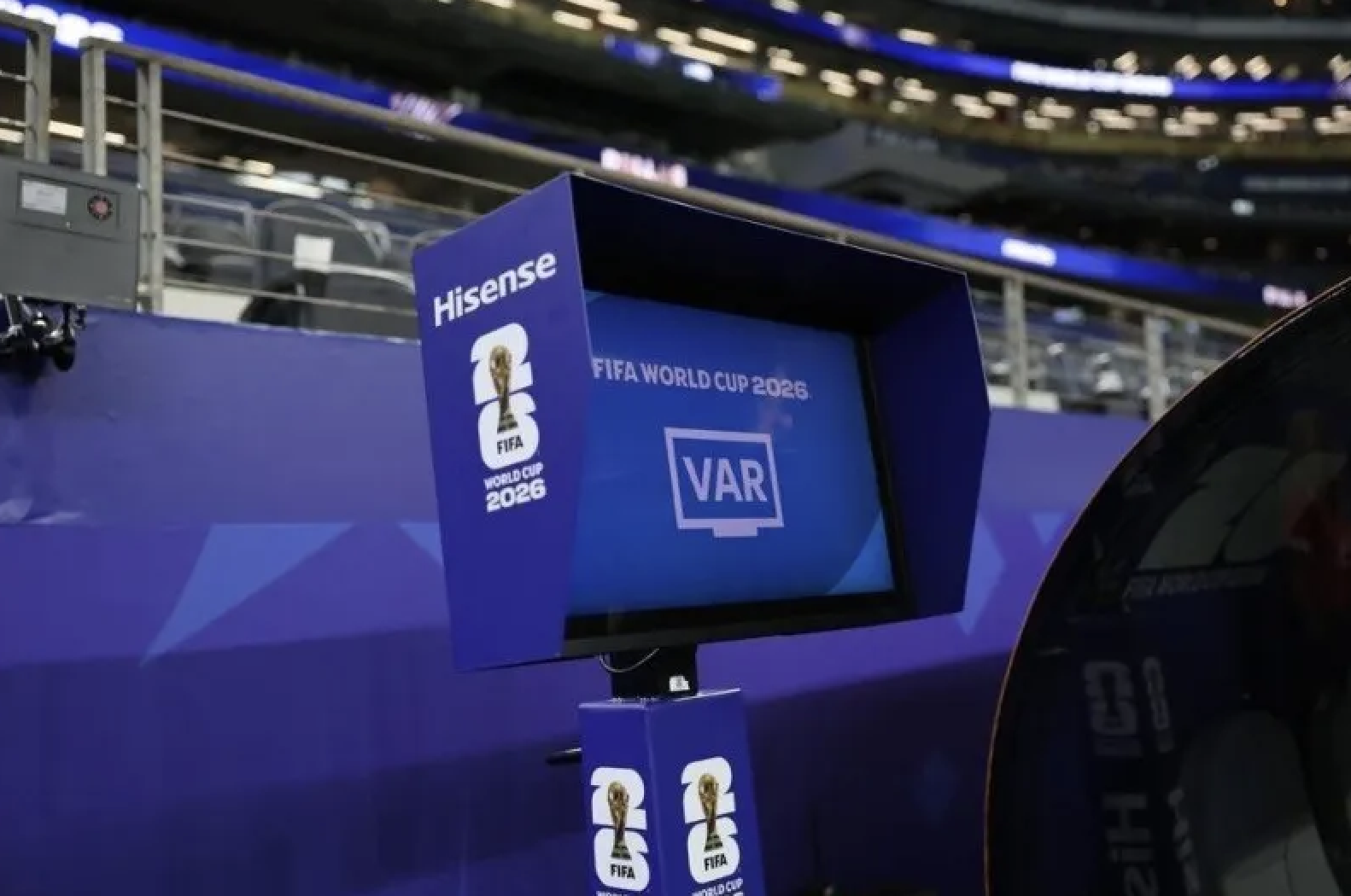 Un écran Hisense au poste d'examen VAR de l'arbitre au bord du terrain dans un stade de la Coupe du monde. /Hisense