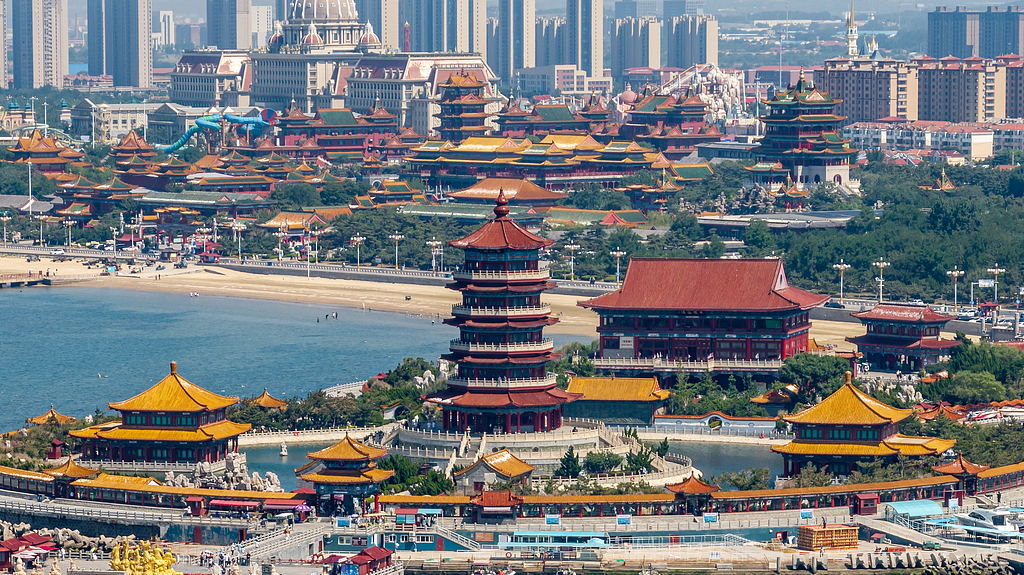 Une vue lointaine de la zone panoramique des Huit Immortels à Penglai, province du Shandong, Chine. /VCG