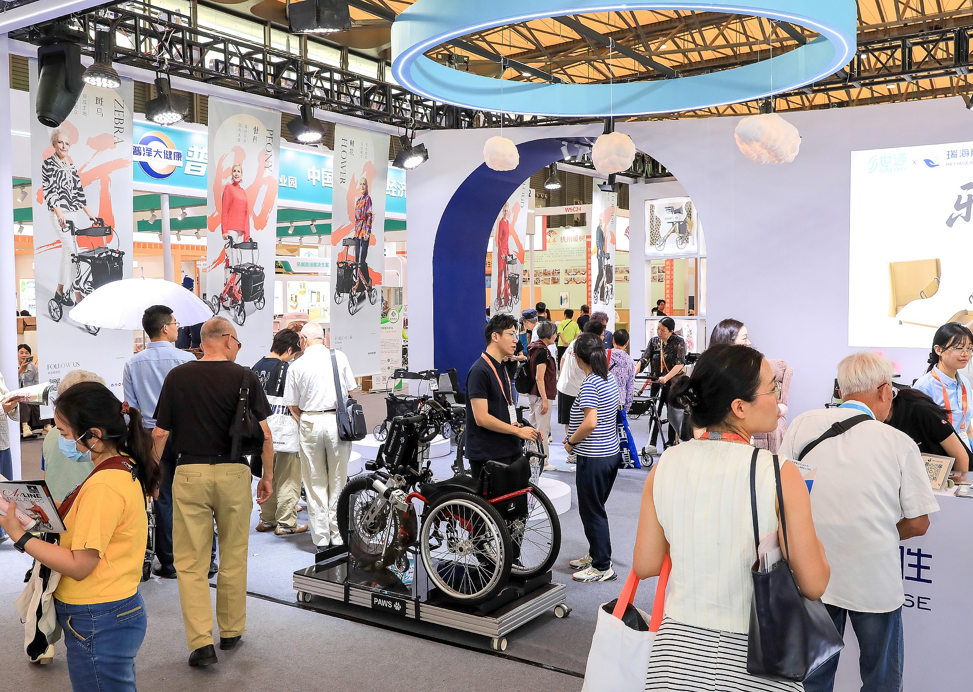 Les visiteurs parcourent et achètent des appareils et accessoires fonctionnels au Salon international chinois des soins aux personnes âgées, de la médecine de réadaptation et des soins de santé à Shanghai, le 7 juin 2026. /VCG