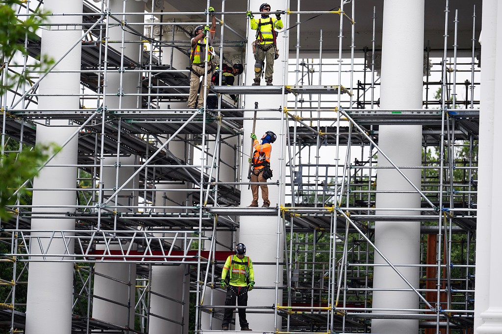 Des ouvriers assemblent des échafaudages autour du portique nord de la Maison Blanche le lundi 6 juillet 2026. /VCG