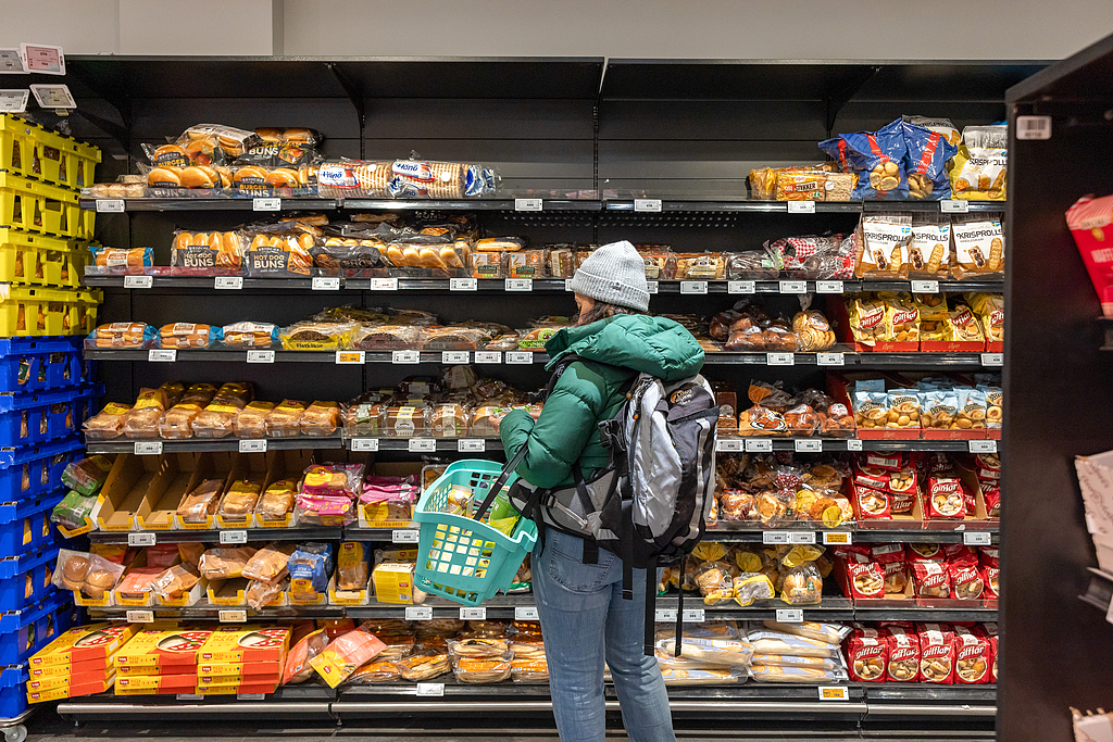 Des acheteurs parcourent des produits alimentaires et des produits frais dans un supermarché de Reykjavik, en Islande, le 30 mai 2026. /VCG