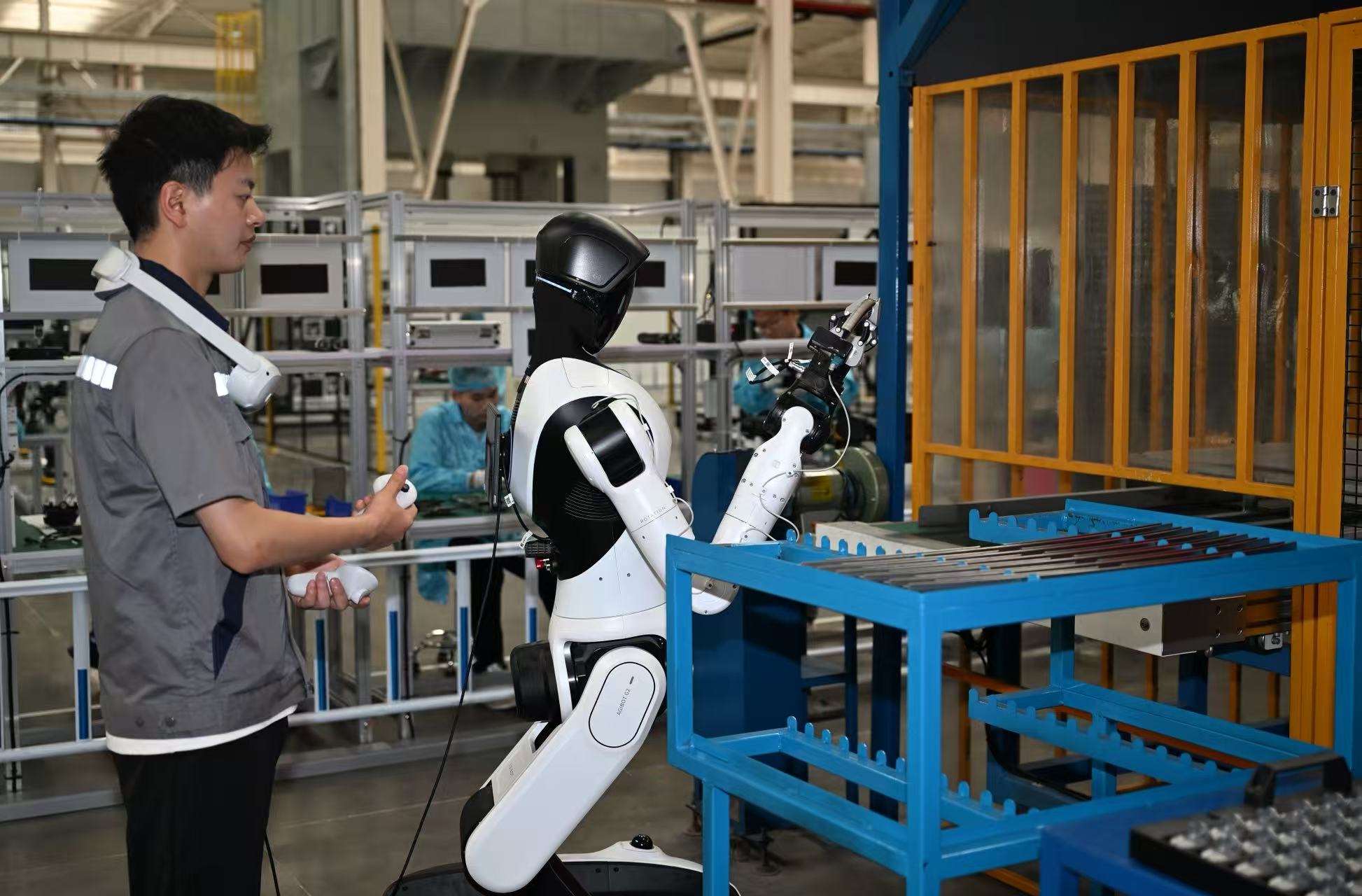 Un robot humanoïde travaille sur une chaîne de production dans une usine intelligente à Jiaxing, province du Zhejiang, Chine, le 27 mai 2026. /VCG
