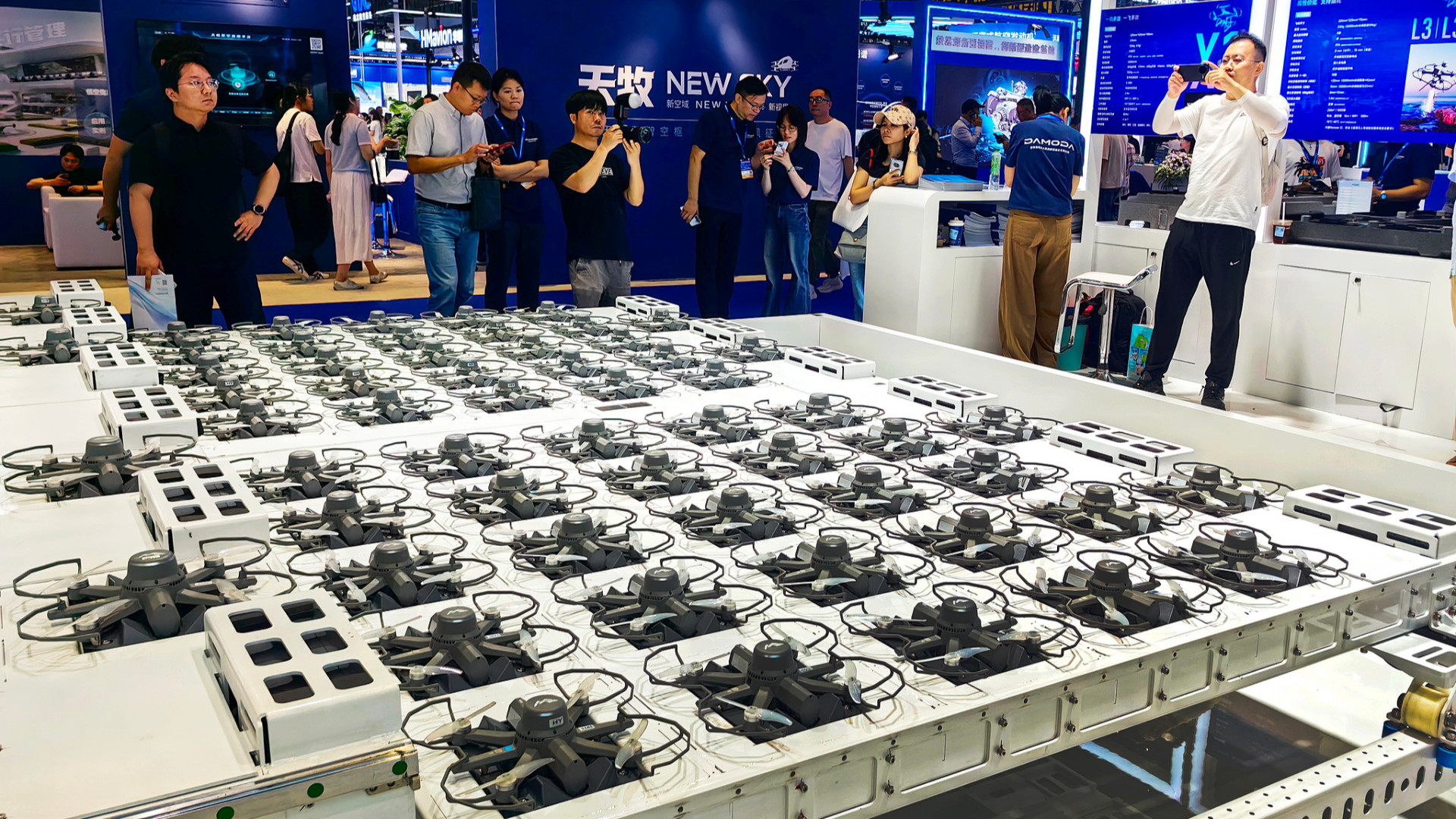 Un essaim de drones est exposé à l'Exposition internationale de l'économie à basse altitude, à Shanghai, en Chine, le 22 juillet 2026. /VCG