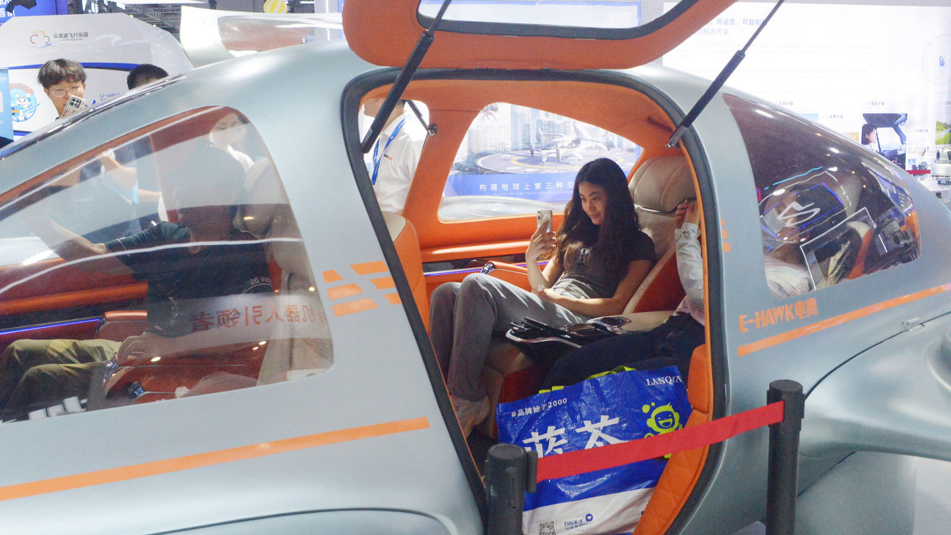 Des visiteurs prennent des photos d'un drone piloté à l'Exposition internationale sur l'économie à basse altitude, à Shanghai, en Chine, le 22 juillet 2026. /VCG
