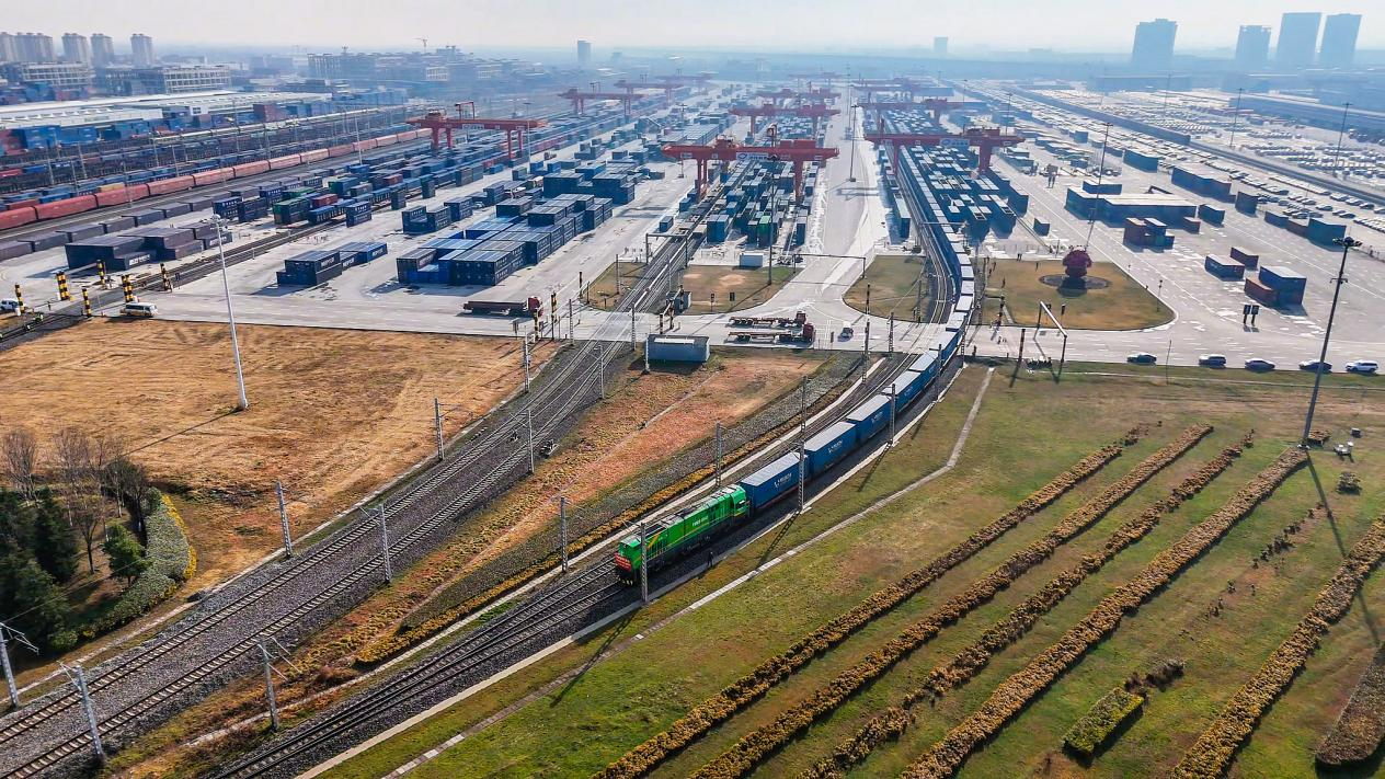 Un train express Chine-Europe entièrement chargé part de Xi'an, province du Shaanxi, Chine, le 2 mars 2026. /VCG