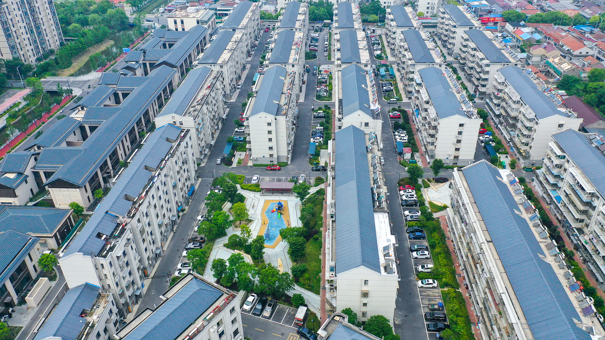 Une ancienne communauté résidentielle rénovée présente un environnement propre, des routes lisses et des bâtiments flambant neufs, améliorant la qualité de vie des résidents, Nantong, province chinoise du Jiangsu, le 12 juin 2026. /VCG