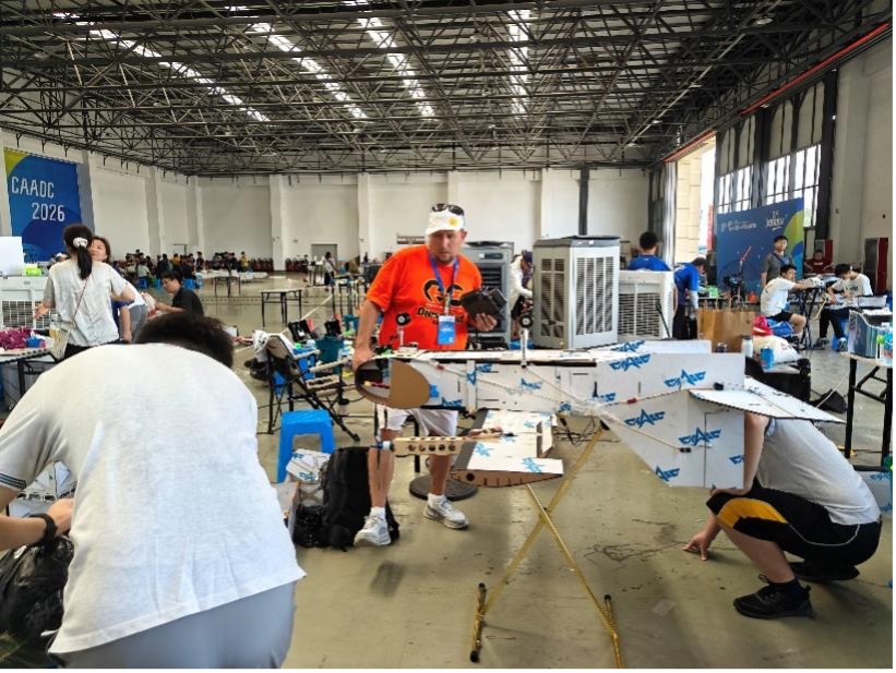 Igor, un professeur brésilien du campus de Jiangning du lycée affilié à l'Université normale de Nanjing, enseigne aux étudiants lors d'un concours de conception d'avions pour les jeunes du comté de Deqing, dans la province chinoise du Zhejiang (est), le 27 juillet 2026. /Photo fournie par le comité d'organisation du concours