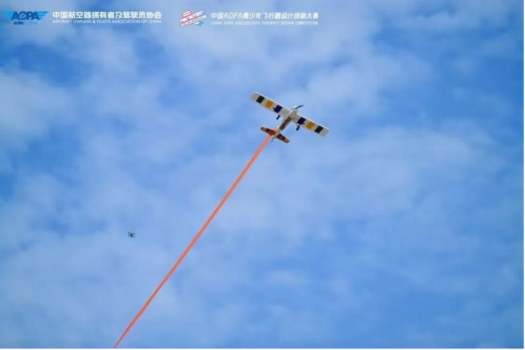 Un avion conçu et construit par des jeunes s'envole dans le ciel lors d'un concours de conception d'avions dans le comté de Deqing, dans la province du Zhejiang (est de la Chine), le 27 juillet 2026. /Photo fournie par le comité d'organisation du concours