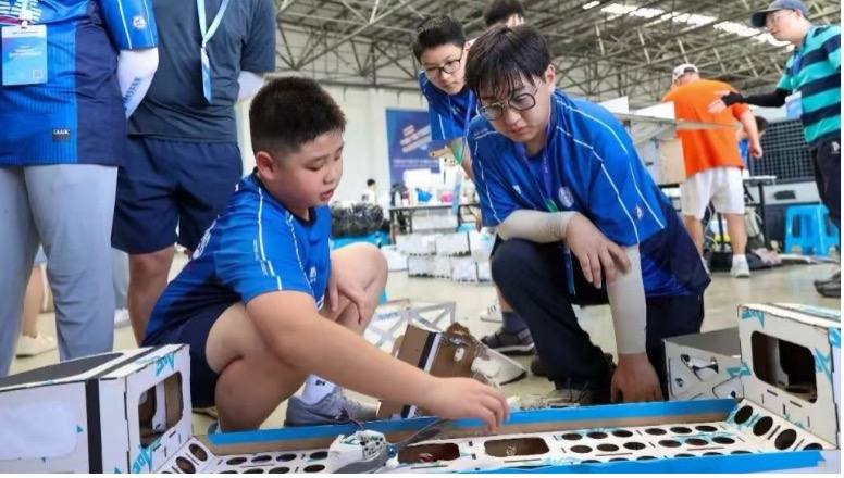 De jeunes candidats conçoivent et fabriquent eux-mêmes un avion dans le comté de Deqing, dans la province du Zhejiang (est de la Chine), le 27 juillet 2026. /Yao Haixiang