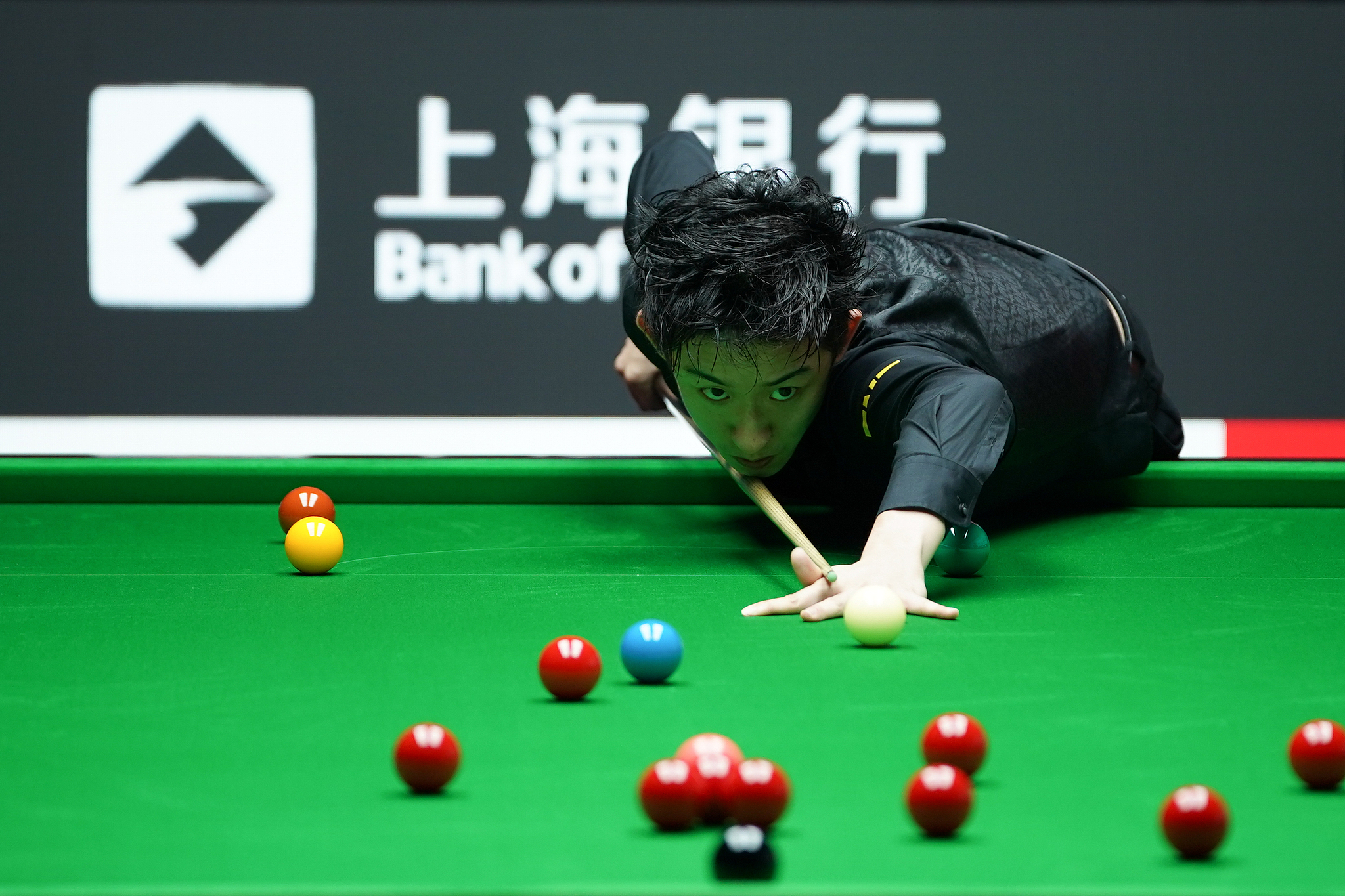 Le Chinois Wu Yize réussit un tir lors du match de deuxième tour contre son compatriote Si Jiahui au WST Shanghai Masters à Shanghai, dans l'est de la Chine, le 29 juillet 2026. /VCG