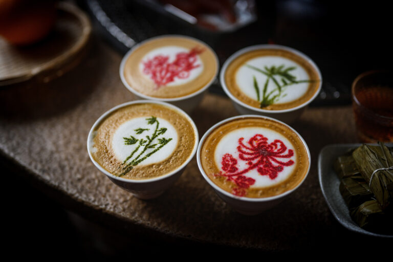 Une photo d'art latte avec fleur de prunier, orchidée, bambou et chrysanthème. /VCG