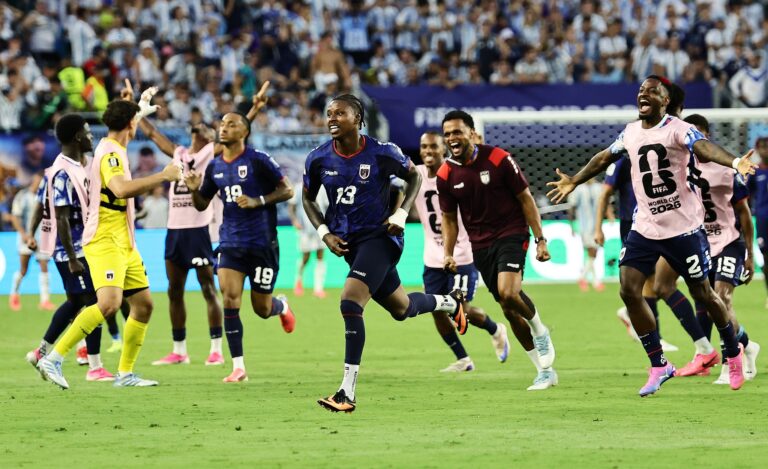 Les joueurs de Cabo Verde célèbrent après avoir marqué contre l'Argentine en huitièmes de finale de la Coupe du Monde de la FIFA 2026 à Miami, Floride, États-Unis, le 3 juillet 2026. /VCG