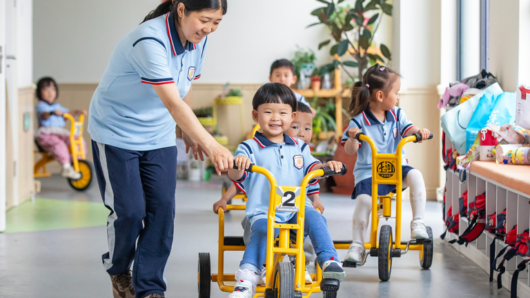 Des enfants profitent de leur temps dans un jardin d'enfants de la ville de Nantong, dans la province du Jiangsu (est de la Chine), le 25 mai 2026. /VCG