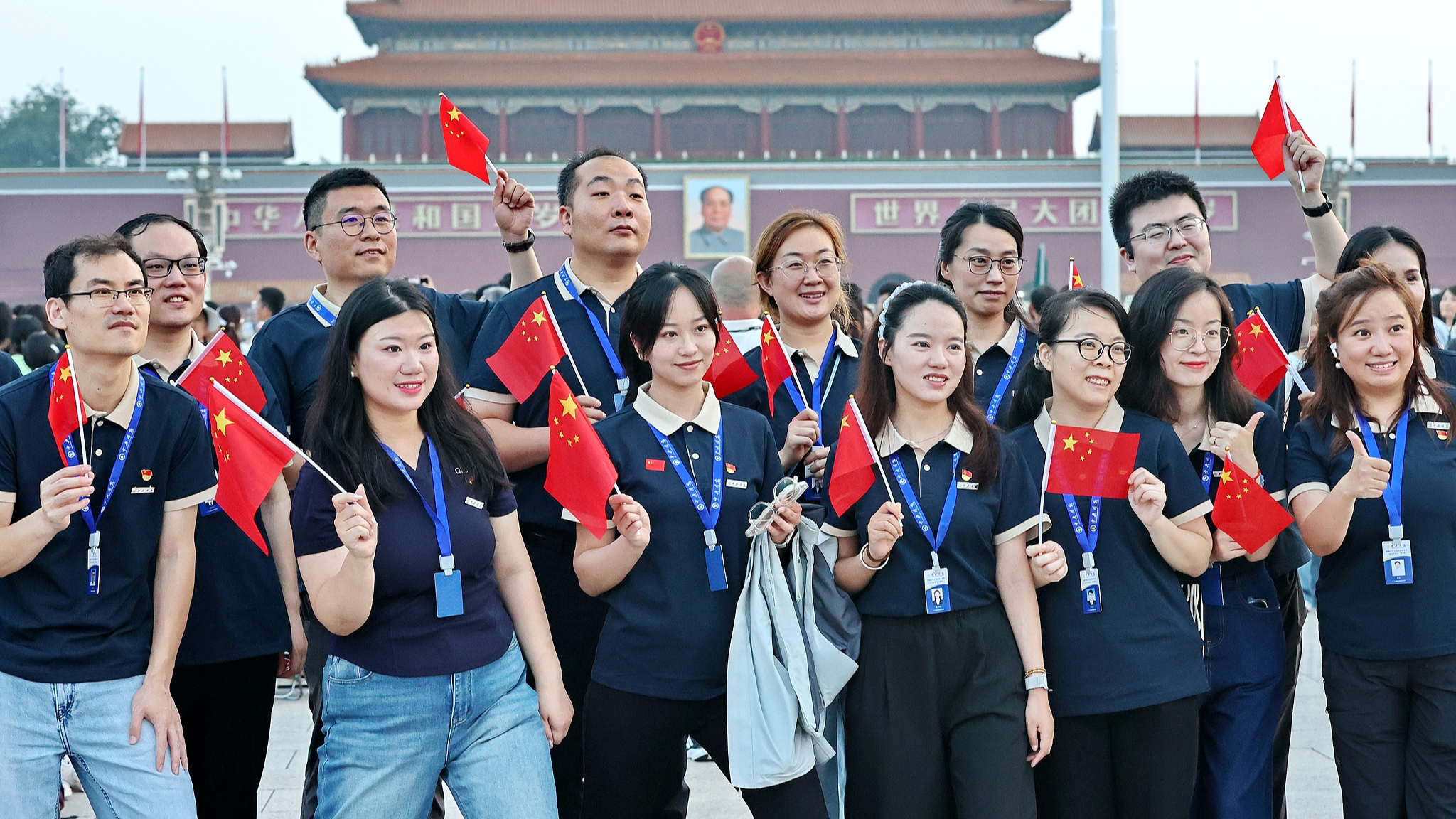 Des gens se rassemblent sur la place Tiananmen pour assister à la cérémonie de lever du drapeau national et célébrer le 105e anniversaire de la fondation du Parti communiste chinois, à Pékin, capitale de la Chine, le 1er juillet 2026. /CFP