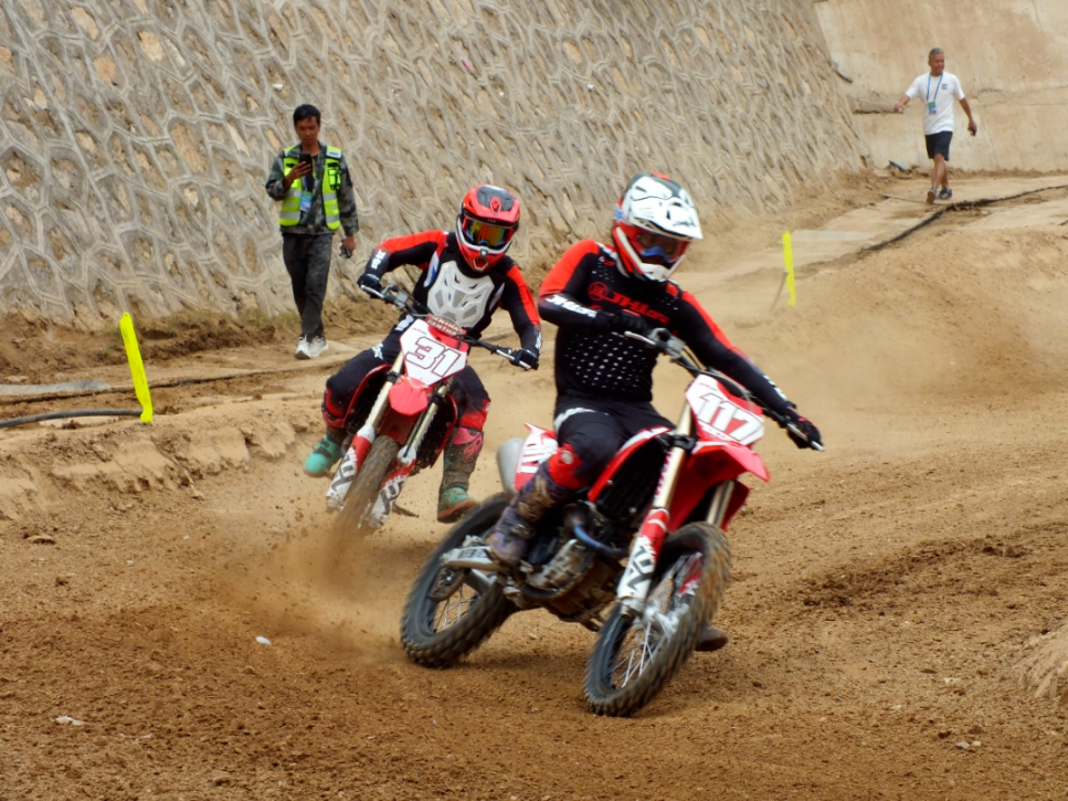 Un pilote de l'équipe de course de motos Chongqing Junchi participe à une course de motos. /Actualités de transition