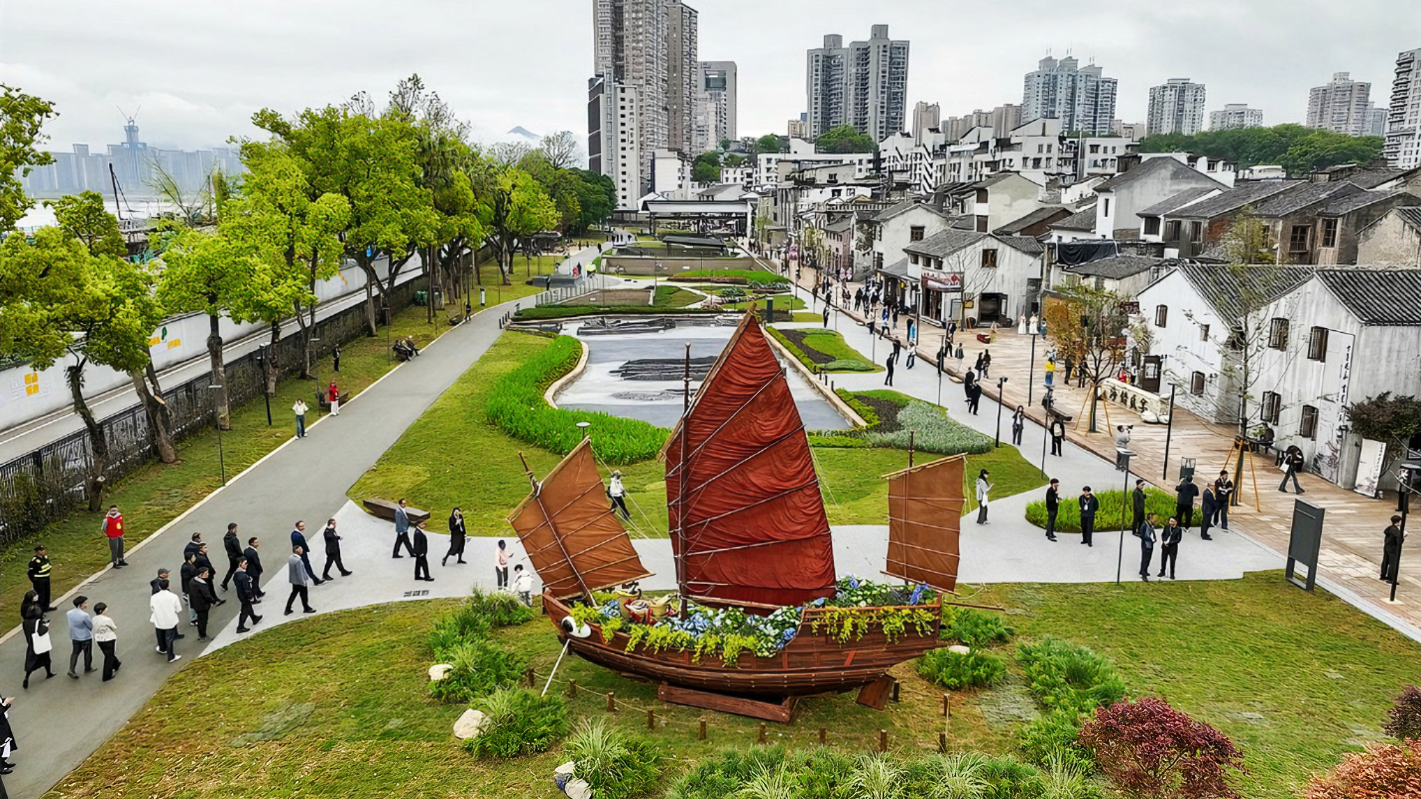 Une vue du parc du site archéologique de l'ancien port de Shuomen, qui intègre la protection du patrimoine et l'espace public urbain, ville de Wenzhou, province du Zhejiang (est de la Chine), le 12 avril 2026. /VCG