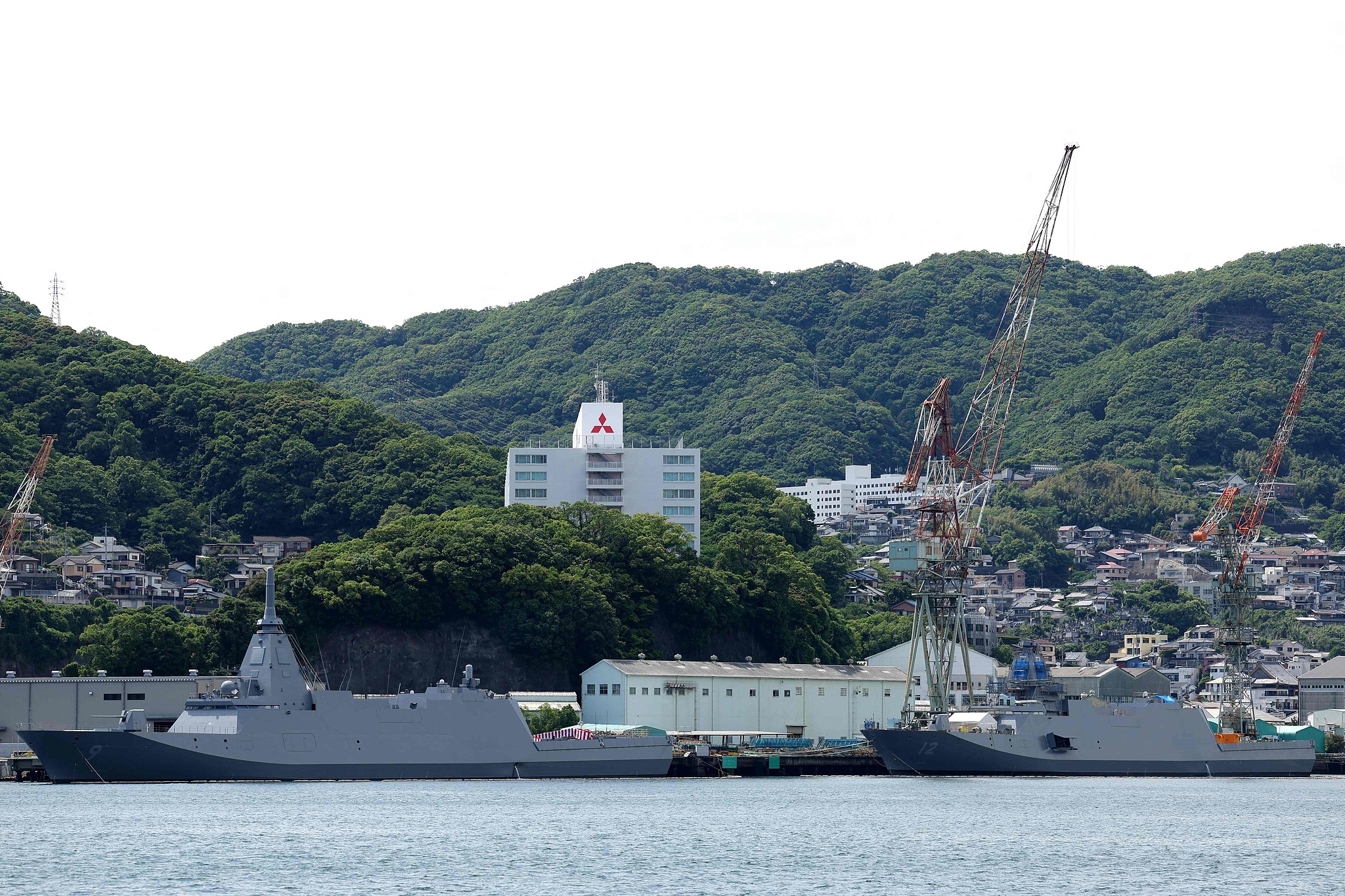 Les frégates furtives de classe Mogami JS Natori (FFM-9, L) et JS Yoshii (FFM-12, R) de la Force maritime d'autodéfense japonaise sont vues amarrées au chantier naval Mitsubishi Heavy Industries à Nagasaki le 20 mai 2026. /VCG