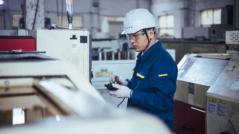 Dossier : Un ingénieur surveille les opérations de la machine. /VCG