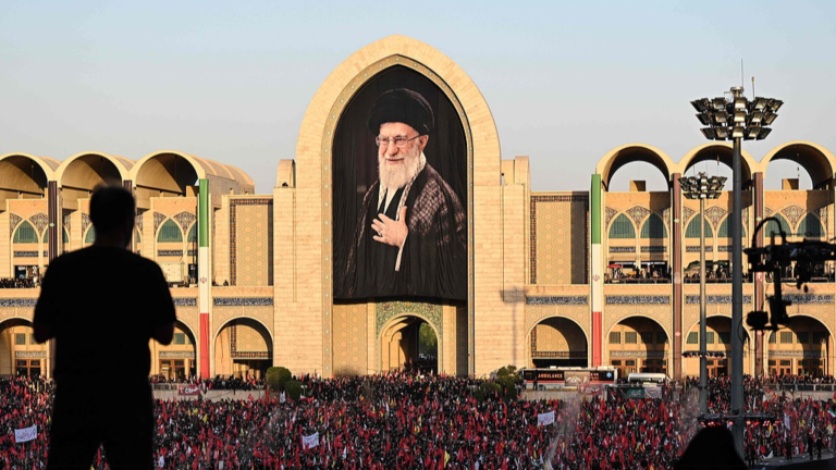 Des foules immenses attendues au cortège funèbre du défunt dirigeant iranien