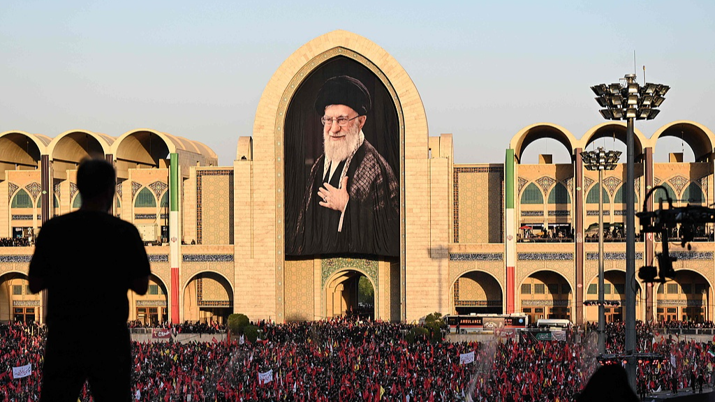 Des gens se rassemblent pour pleurer l'assassinat du guide suprême iranien, l'ayatollah Ali Khamenei, à la Grande Mosalla de Téhéran, Iran, le 5 juillet 2026. /VCG