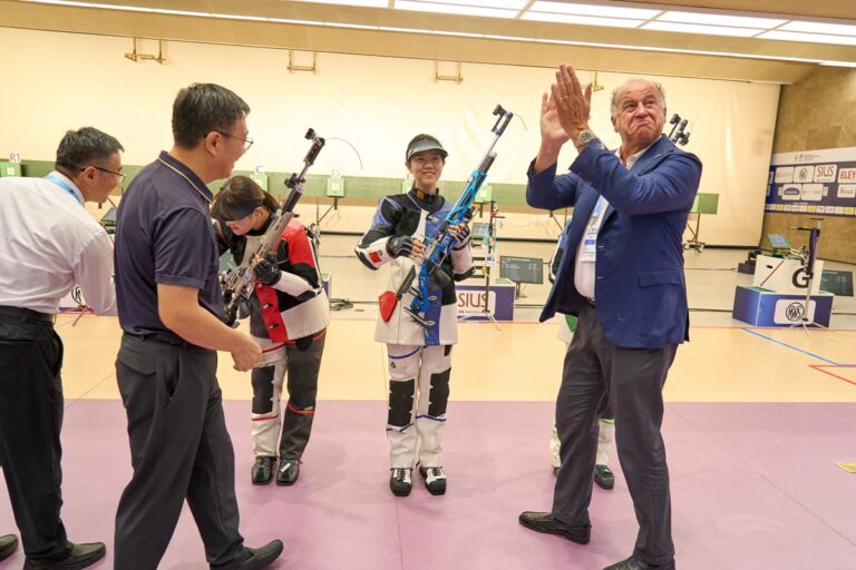 La Chinoise Du Yuchen (deuxième à droite) attend de recevoir sa médaille d'or après avoir remporté le titre féminin à la carabine à air comprimé de 10 mètres lors de la Coupe du monde ISSF à Hangzhou, dans la province chinoise du Zhejiang (est), le 25 juillet 2026. /ISSF