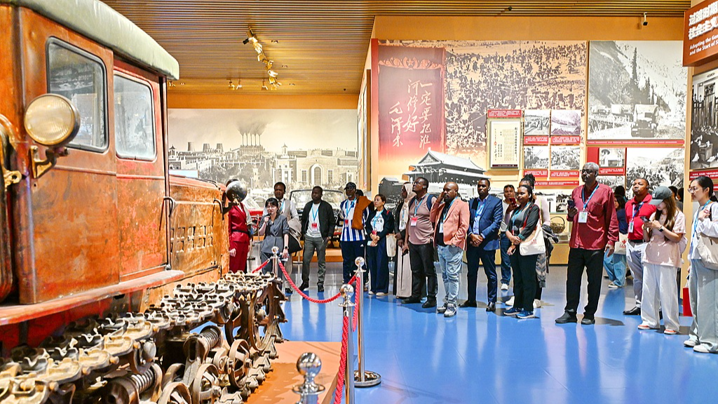 Des visiteurs étrangers visitent le Musée du Parti communiste chinois à Pékin, en Chine, le 15 mai 2026. /VCG