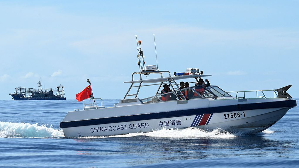 Photo d'archives : le personnel de la Garde côtière chinoise navigue sur un bateau dans les eaux proches de Ren'ai Jiao, en mer de Chine méridionale. /VCG